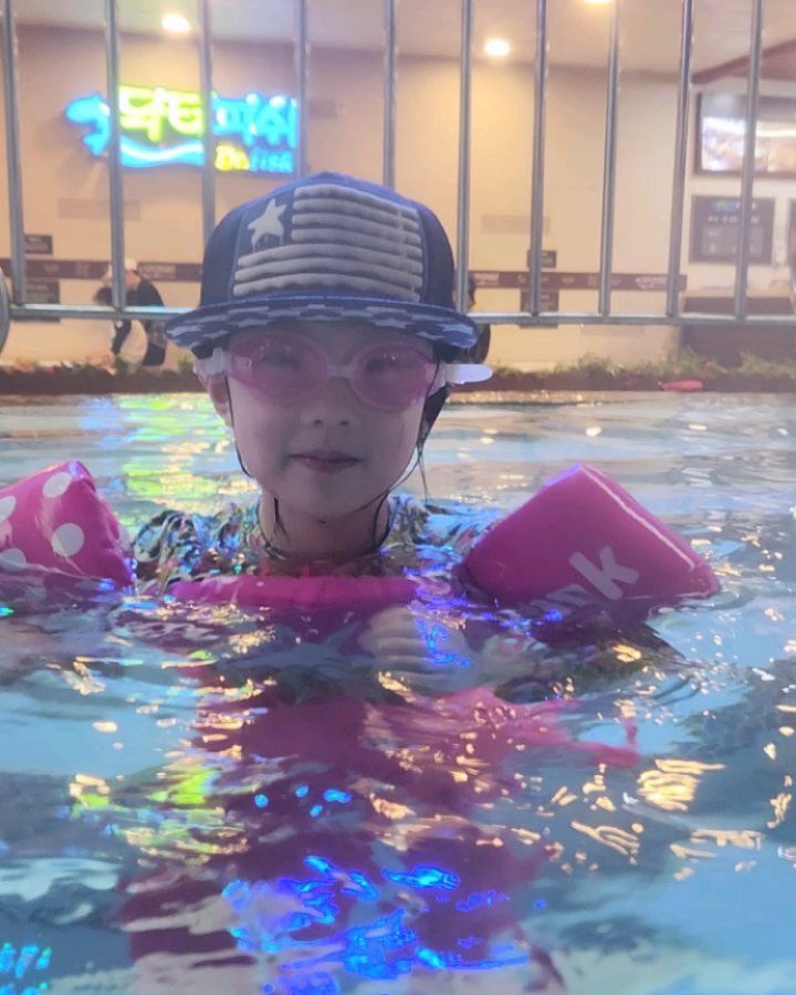#메리크리스마스 

울 이쁜이
잠수영상 후루루룩 ㅋㅋ
나는 위에잇고 폰만내려서 찍었더니
제대로못찍었넹 ㅎㅎㅎ

6시간 힘빠지게놀고
맛난고기에 가리비도먹구

차에서 좀 기절하나싶더니
집와서 수다떨다 기절🩷
.
.

#크리스마스#크리스마스이브 #멜쿠 #xmas #워터파크