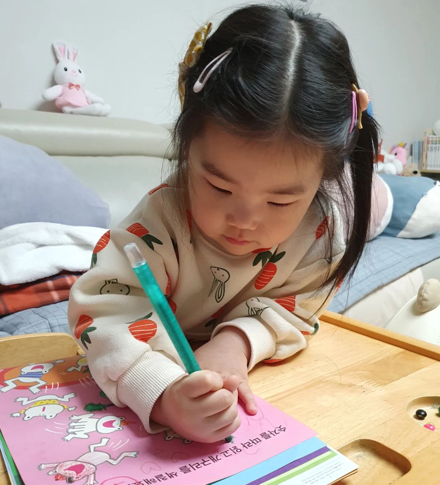#엄마와딸#둘만의#오븟한시간#티테이블에서..

오븟하게 저녁시간..
 밖을보며 너는 우유
나는 물 ㅎㅎㅎ

아가랑 추억 좀 만들려는데..(요런 소소한 행복?)

티비 가린다고 " 저리가 엄마~" 하는 아이..ㅋㅋ
내딸이 맞구만유  ㅎㅎ

에잇 ㅋㅋ봄되면 단 둘이 카페가서 음료수 한 잔 해 ㅋㅋ

9시부터 재웠는데..12시에 잠드는 너는 최고야ㅋㅋ
오늘은 8시부터 재워야징 ㅋㅋ