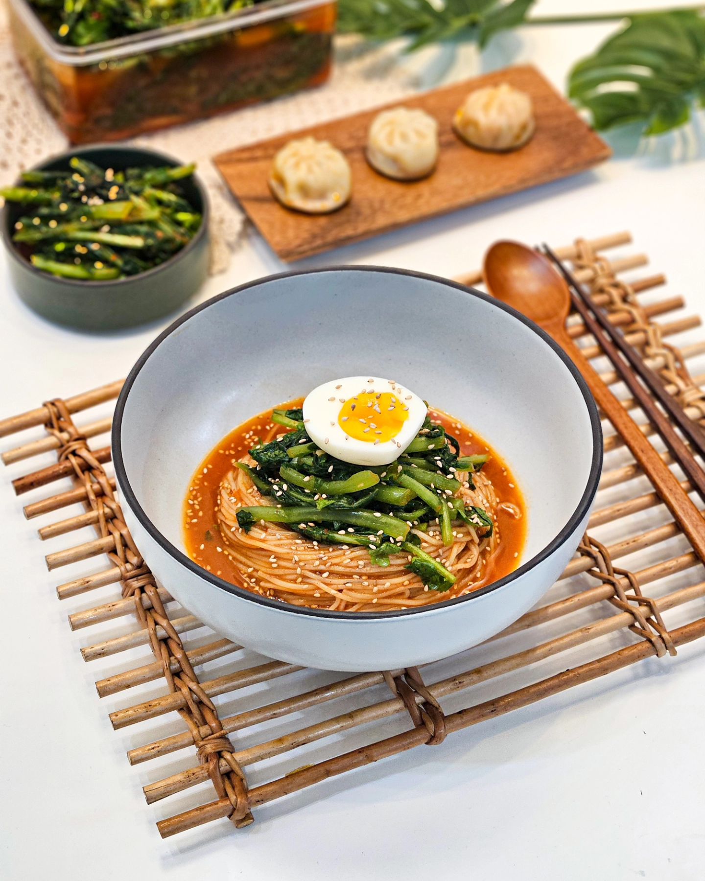 #제품제공 #열무비빔국수 #라미의식탁 

김치맛집인 셰프애찬 열무김치를 이용해서 비빔국수를 만들어봤어요.
마침 엄마도 저희집을 방문해서 열무김치 맛보시더니,
너무 맛있다고 극찬을 하시더라구요!!!!

셰프애찬만의 특별한 김치양념비법으로 만든 열무김치라 넘나 특별하고,
열무가 정말 아삭하고 국물도 시원 칼칼하니 가슴까지 시원해지는~별미더라고요😀

보통 열무김치 집에서 담그면 이렇게 아삭할수없는데 왜그런가 봤더니
연한열무를 사용해서 저염식으로 딱 6시간만 절여내어 아삭함은 살렸다고 합니다:)

원터치캔 1kg짜리가 나와서 안전하게 열수있고 밀봉효과가 좋아서 
따로 옮겨담지않아도 뚜껑만 여닫으며 보관할수있어서 넘 편리해요.

저는 비빔국수만들어먹었는데
혼자먹으면서 양조절 실패해서 국수는 남겼지만
열무올려서 야무지게 먹었답니다😊😊
다음에는 집에있는 냉면으로 열무물냉면을 해보려고합니다.
여러요리에 활용할수있고, 무엇보다 너무 맛있는🥹 셰프애찬 열무김치 왕왕추천해요!!♡

✔️
chef_e_chan
https://bit.ly/3SCRnfg

#라미의레시피
1. 국수소면은 적당히 삶아서 찬물에 헹굼
2. 양념소스 : 간장1 설탕1/2 올리고당1 고추장2 식초2 참기름2 통깨
3. 소면을 소스에 버무리고, 취향에따라 열무김치 국물 넣어서 비벼드시면되요.

#셰프애찬 #열무김치 #김치 #셰프애찬열무김치 #반찬 #열무자박이 #김치추천 #열무김치추천 #열무국수 #비빔국수 #비빔국수레시피