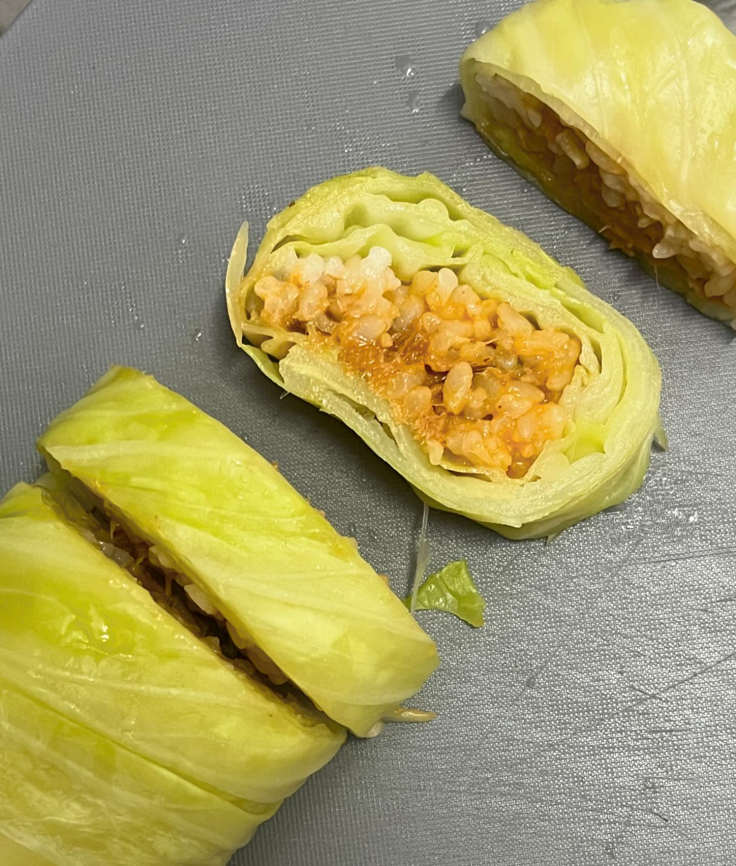🍴참치쌈장 양배추롤

🛒 재료
- 참치캔, 쌈장, 양파, 청양고추, 들깨가루(선택), 양배추 큰잎4장, 랩

📍레시피
- 우선 양배추 큰잎 4장을 쪄줍니다(김밥처럼 말꺼라 크고 넓은 잎이 필요해요)
- 본격 참치쌈장 만들기🔥
> 기름 뺀 참치에 양파와 청양고추 다진거, 쌈장 두큰술과 참기름 한바퀴, 고소함을 더해줄 들깨가루도 조금넣고 섞어주세요
- 도마위에 랩을 깔아주고 찐 양배추를 넓게 겹겹이 4장 펼쳐주세요
- 그위에 현미밥130g을 넓게 펴고, 준비해둔 참치쌈장을 올려주고 양배추로 돌돌 말아주세요
- 돌돌 말아서 래핑하고 냉장고에 1~2시간 정도 모양이 유지되도록 보관해줍니다
- 모양이 살짝 단단해졌을때 냉장에서 꺼내 썰어줍니다
- 예쁘게 담으면 완성❤️

#직장인도시락 #직장인다이어트 #양배추 #양배추요리