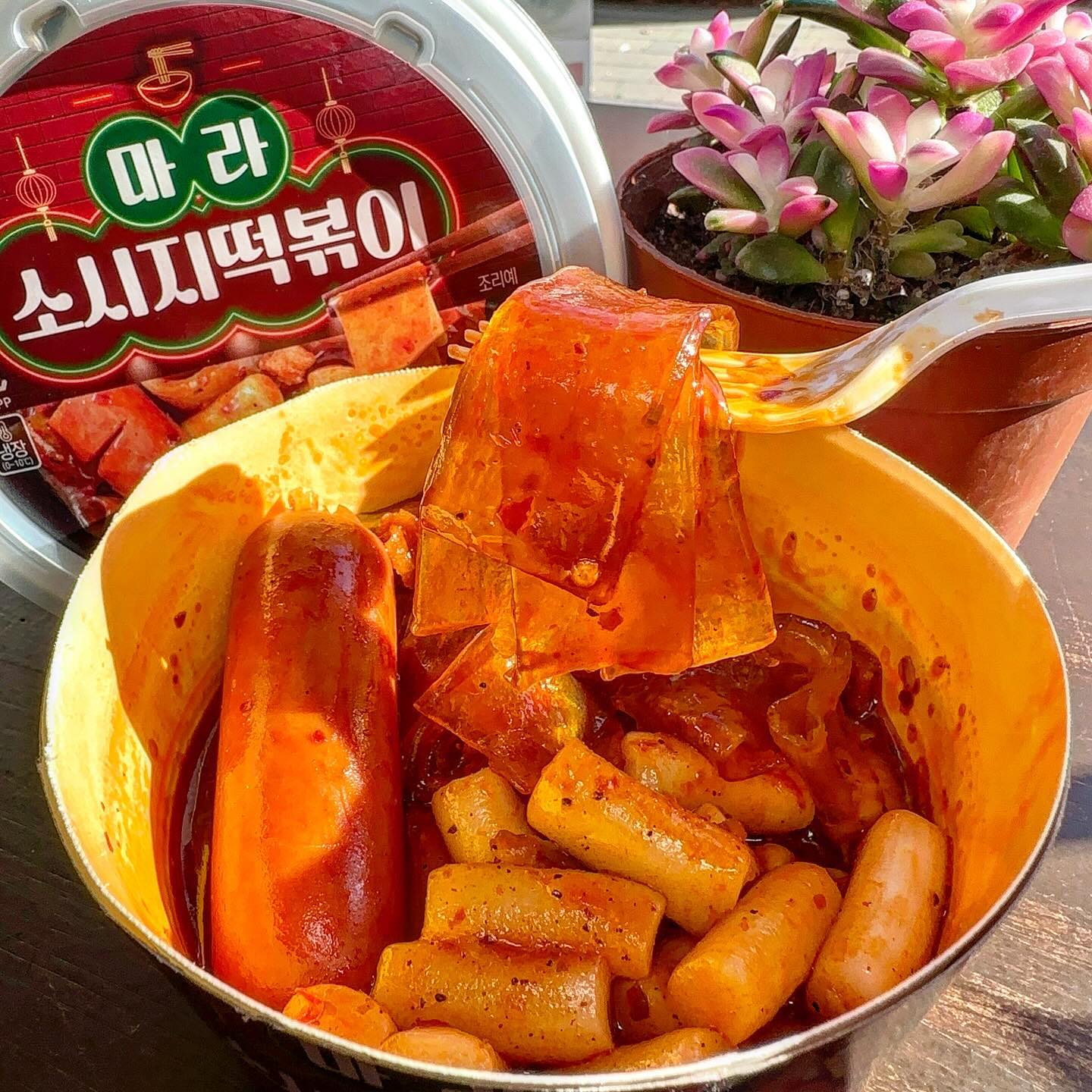 #협찬 #마라소세지떡볶이 
-이 퀄리티를 편의점에서👀💥

마라더쿠 손 드세요!
자취러인데 많이 시키긴 곤란하고
높은 퀄리티의 마라는 먹고싶을 때 있죠?

마라 더쿠들 기대에 만족시키는
강한 마라향에 납작당면까지 제대로
뽀득뽀득 소세지까지 들어있는
최강 퀄리티 마라소세지떡볶이!

조리방법도 간단해서 어디서나
먹기 편해서 더 더 좋으니
당장 편의점으로 달려가자구욧🏃🏻‍♀️🏃

#편의점떡볶이 #편의점신상 #편의점간식추천 #마라떡볶이