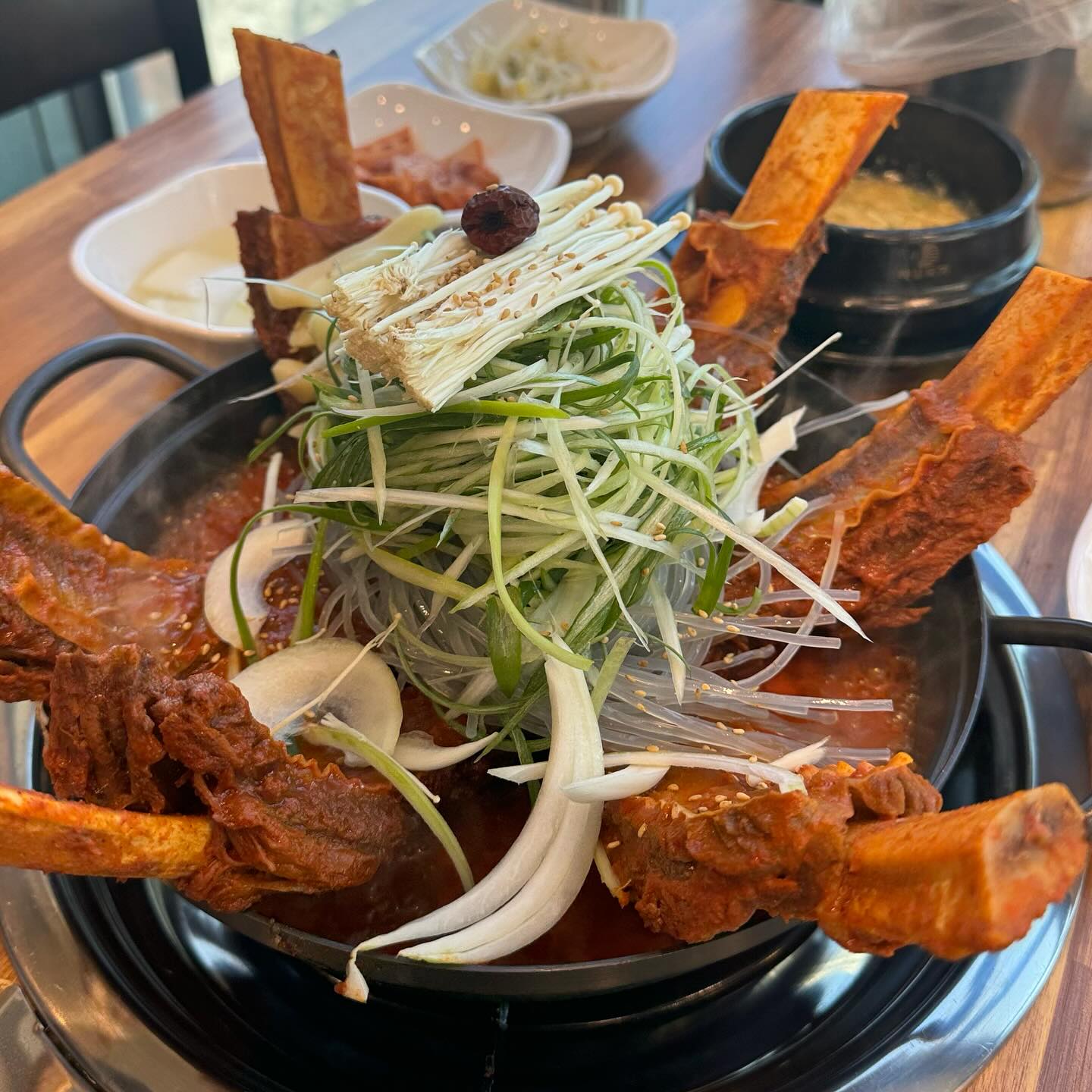 제주세화갈비 파주점
​
📍경기 파주시 가온로 174 2층
영업시간 11:00~22:00 매주 화요일 휴무
전화번호 0507-1388-2319

제주도에서 파주 운정에 상륙한 #제주세화갈비파주점
진짜 역대급 크기의 소갈비찜이였어요😘 부드럽고,
달큰한 소갈비찜 마무리로 치즈볶음밥까지 만족스러웠던곳