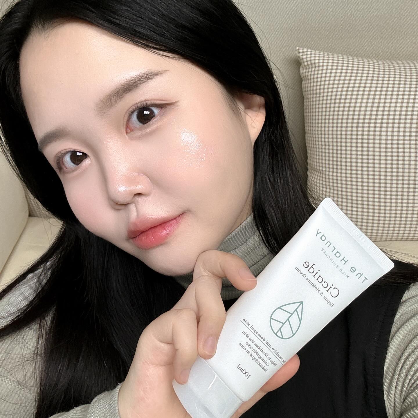 #광고 #협찬 

올리브영 추천템인 시카이드 크림 체험단입니다!◡̎ 
입소문템이라 기대 가득 안고서 일주일 정도 꾸준히 데일리로 크림으로 써본 결과 정말 대.대.대 만족스러워요🫢🫶🏻

아! 그리고 같이 온 앰플샘플 궁합 미쵸써...✨
시카이드 크림 바르기 전에 바르니 파운데이션하고 궁합이 화잘먹!
피부부스팅 효과 제대로 누렸습니다🙏🏻

🫒 올리브영 온라인몰에서도 구매 가능하고 지금 구매시
올리브영 단독 기획 30ml 추가 증정 + 올리브영 2만원이상 무료배송으로 받아볼 수 있어요! 🫒

#더하르나이 #올리브영추천템 #올리브영수분크림 #올리브영시카크림 #화잘먹앰플 #화잘먹치트키 #수분크림추천 #시카크림