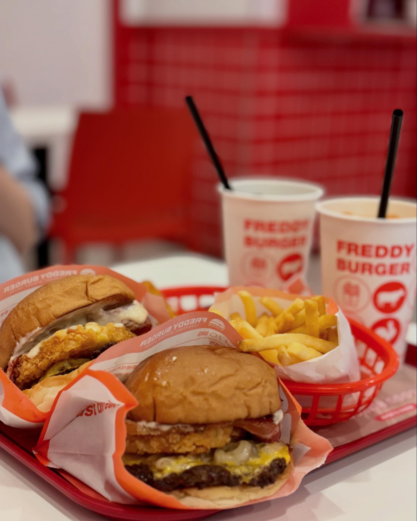 #협찬 #샤로수길맛집 프레디버거🍔
#샤로수길햄버거 맛집으로 대인정🫡

가성비좋은 수제버거 맛집이라해서 찾아갔는데
역시나... 가격도 착하고 맛까지 완벽한곳

베이컨헤쉬치즈버거 세트 먹었는데
대식가를 위한 빅세트도 있고 일반세트도 있어서
본인 양에맞게 조절가능!

게다가 사이드도 감자튀김에서 어니언링 점보닭다리등으로 변경도 가능해서 내가원하는 조합으로 먹기 딱좋은곳🫶 맛있는 수제버거를 이가격에 미쳤🥹

샤로수길 🍔햄버거맛집🍔 인정

#샤로수길데이트 #수제버거맛집 freddyburger_official