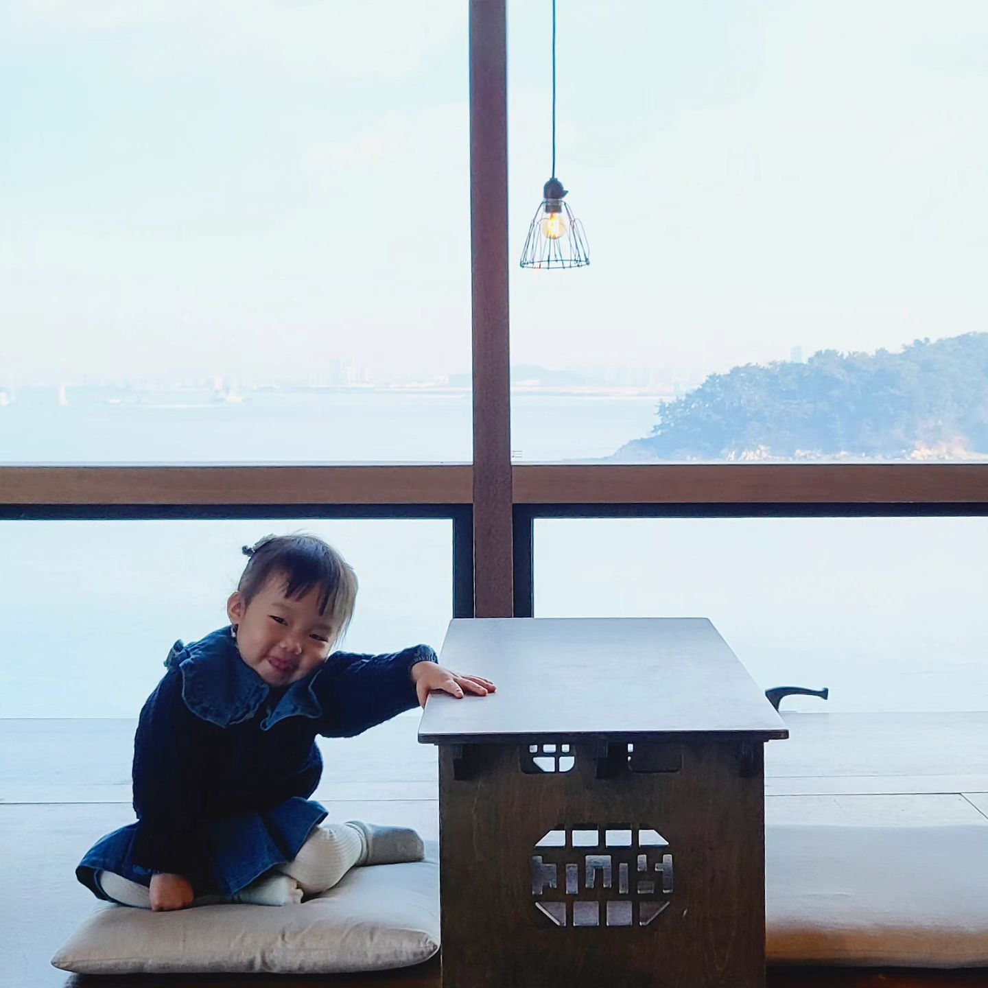 아침 첫 손님으로 갔던 차덕분, 
인천바다를 보며 차 한잔으로 시작하는 아침 너무 좋댜🫶🏻 
주문한 차에 대해 설명도 듣고 같이 곁들여 먹은 디저트까지 완벽했던 차덕분 완전 추천드리옵니다 
#차덕분 #영종도카페