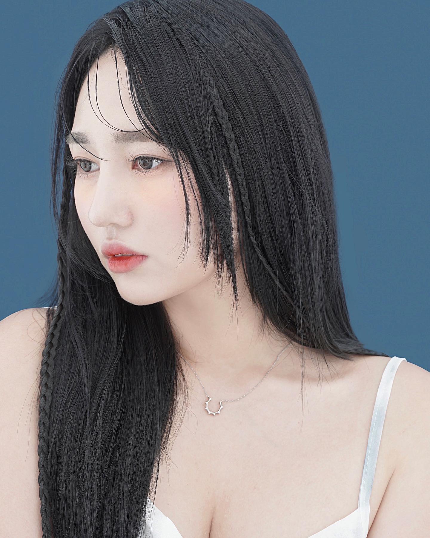 산호맨숀 아직 한발 남았다!!!
나는 역시 왼쪽 얼굴이 그나마 봐줄만 함
오늘 오랜만에 한복입고 촬영해서 너무 좋았다🥹

#산호맨숀 #산호맨숀경리단길점 #인생샷 #분위기깡패 
#강남비기닝 #비기닝 #강남헤어메이크업 #랜덤기프트
#하파크리스틴 #원앤온리크리스틴