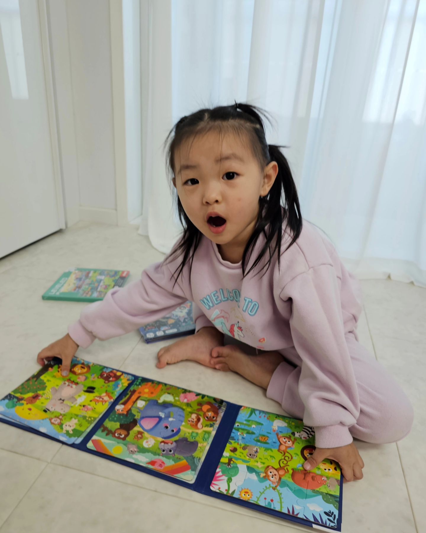 접이식 퍼즐🧩
새로 알게된 놀이템~~~
퍼즐에  푹빠져 있어서 요즘은  인형놀이 + 퍼즐이  대부분 하는 놀이에요.

🧩푸르베베 접이식 퍼즐🧩
자석으로 이루어진  접이식 퍼즐이라 작게  접어지고 보관도 편해서  휴대하기 너무 좋아요. 

요즘 나갈때  무조건  챙겨 나가는 것 같아요!!! 
한판에  3개씩  있어서 대기 시간  순삭이에요 ㅎㅎㅎ
밖에 나가도 영상  보지 않고 시간  잘  보낼 수 있어요!!!

#협찬 #아기모델임소은 #접이식퍼즐 #유아퍼즐 #푸르베베 #장난감모델 #자석퍼즐 #휴대용퍼즐