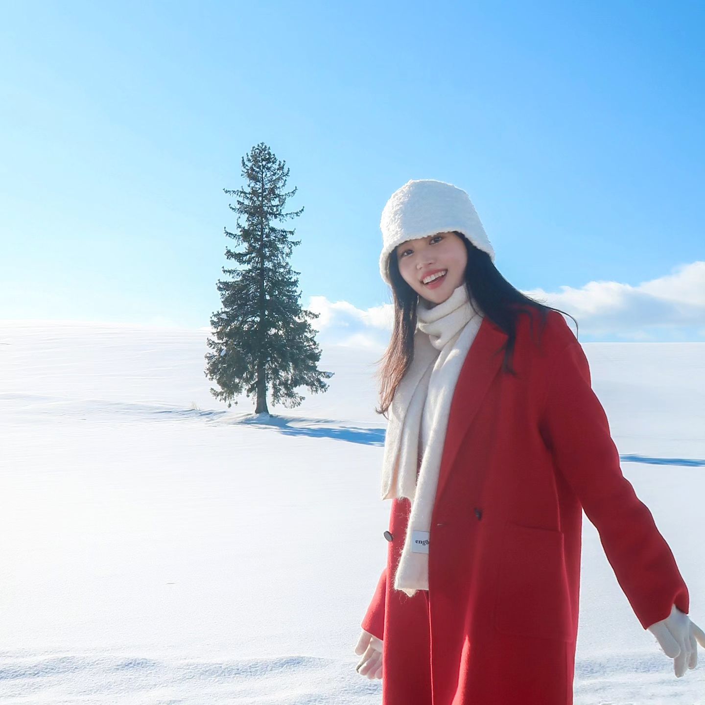 #삿포로겨울여행 가는 사람들은 꼭 찍고 온다는 #크리스마스트리 인증샷 🎄 곧 없어질 수도 있다던데 🥲 없어지기 전에 만나서 다행 ❤ 새하얀 눈밭에 나무 한 그루만 있는데 예쁨 그 자체 🥹