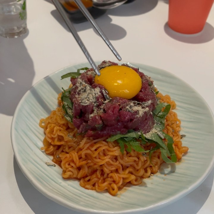 #군자 #세종대 #쿠난 #심야식당쿠난 

🔥 한우육회 비빔면,, 내가 아는 비빔면 맞아? 아냐 달라 더 맛있어,, 뭘 더 넣은걸까,,
허니버터 고구마스틱,, 허니버터가 안 느끼할 수 있다구,,?
규탄탄 나베,, 이,,이건,,! 순대전골 국물맛이쟈나,,!
맛도리 대잔치,,

가게 분위기 취저 탕탕,,
춥다면 담요를 주시는 친절함,,

재방문 의사 한가득,,

⚡규탄탄나베_24,000원
⚡한우육회비빔면_14,000원
⚡허니버터고구마스틱_9,900원

#군자술집 #세종대술집 #안주맛집