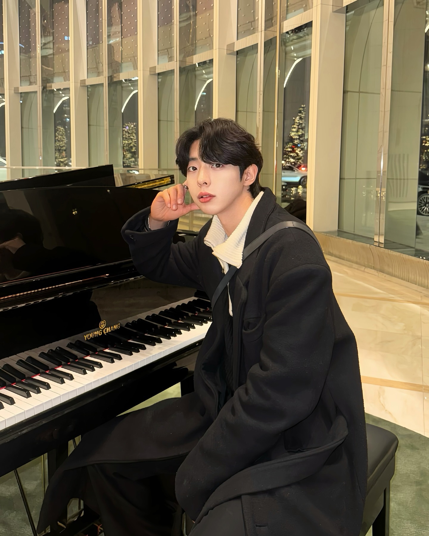 최근 저는 피부 고민으로 탄력이 떨어지고, 모공과 피부 처짐이 신경 쓰였어요. 그래서 고민 끝에 ‘슈링크유니버스’ 시술을 받기로 결심했답니다. 시술 후, 정말 놀라운 변화가 있었어요! 얼굴 전체적으로 탄력이 생기고, 턱라인도 슬림해져서 윤곽이 더욱 또렷해진 느낌이 들었어요. 특히, 통증도 전혀 없고, 시간도 훨씬 빠르게 끝나서 매우 만족스러웠어요.☺️

시술을 받으러 간 명동 아비쥬의원은 정말 편리한 위치에 있어요. 역에서 가까워서 자주 방문해도 전혀 불편하지 않을 것 같아요. 내부는 미술관처럼 멋진 인테리어로 꾸며져 있어서, 시술을 받는 내내 기분이 좋았어요. 또한, 시술실이 분리되어 있어 프라이빗하게 관리받을 수 있어서 더 안심이 되었어요.

원장님이 정말 친절하시고 꼼꼼하게 관리해 주셔서 신뢰가 갔고, 다양한 피부관리 시술도 제공하셔서 자주 방문하고 싶다는 생각이 들었어요. 그리고 화장품도 테스트해볼 수 있어서 좋았고, 외관부터 파우더룸까지 고급스러운 느낌이었답니다. 통창이 있는 단독 건물에 외부 LED까지 멋지게 장식되어 있어, 외국인 통역 서비스도 잘 되어 있어 누구나 편하게 이용할 수 있겠더라고요.

#슈링크유니버스 #아비쥬의원 #피부관리 #탄력 #윤곽라인 #피부과 #미술관같은병원 #명동 #명동역 #명동피부과 #명동역피부과 #을지로피부과