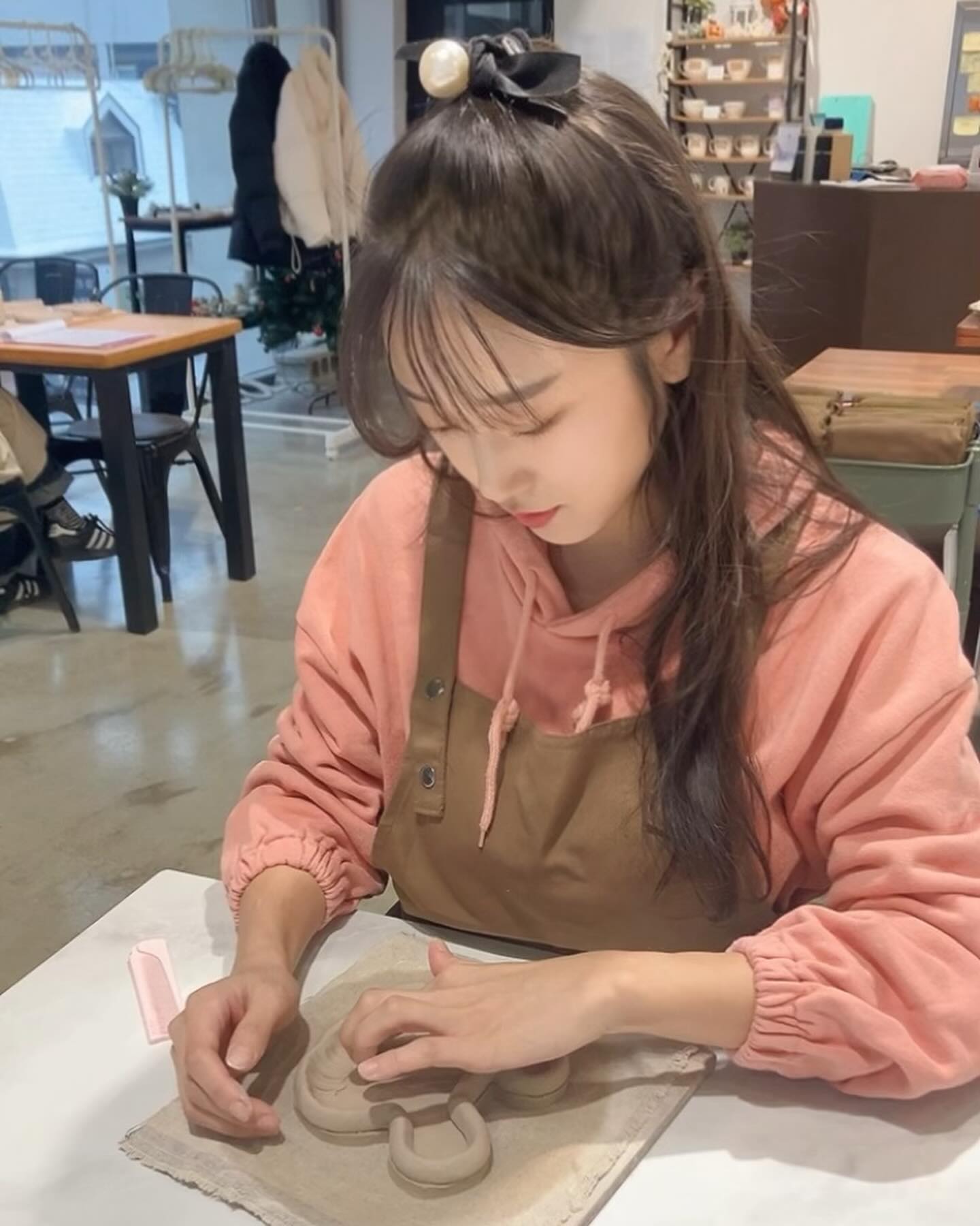 #협찬 

최근에 다녀온 도자기체험 공방 소개해드려요!
손재주가 없어서 평소에 만들기를 잘 안하는데,
이번에 홍대에서 도자기체험을 하고 아주 예쁜 그릇을 만들어봤어요🧏🏻‍♀️

겁먹고 갔는데, 초보자들도 만들기 쉽게 클래스를 진행해주시더라구요😎

다들 한번쯤 주말에 시간내서 체험하러 가시면 좋을 것 같아요

귀여운 토끼그릇에 악세서리 보관할 거에요🥳🥳

#도자기카페줄 #서울데이트 #서울도자기공방 #서울원데이클래스 #홍대도자기공방 #홍대원데이클래스