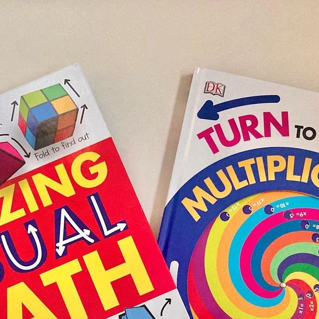  @one.yuyu on Instagram: "#amazingvisualmath 
#turntolearnmultiplication 

넘 재미있는 수학책👀❤️❤️
도저히 글을 안쓸 수 없기에 오랫만에 글을 올려보아요

넘버블럭스를 좋아하는 아들랑구 도형에도 관심이 많고 곱셈이 요즘 최애라 관련 책을 선물했어요

역시나 넘 좋아하더라구요💜
입체도형도 좋아하고 분수 개념 배우는 게 신기하고 재밌다는 5살

120 #수배열판 사준 뒤로 정말 잘 가지고 노는데 곱하기 패턴 본다고 혼자서도 뚝딱뚝딱 보석칩으로 놀아요💜

엄마처럼 수포자는 안될듯🤣
수학쌤 외할미를 닮은건가👀
지금처럼 쭉 숫자렁 친하게 지내죠"