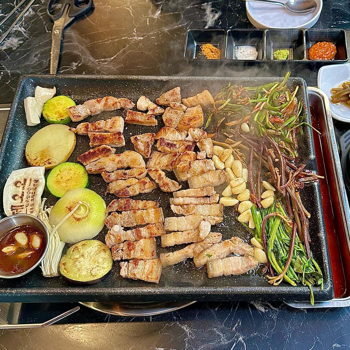 #협찬 동편마을 신상 고깃집 제오오 제주도 오성급 오겹살🥩
쫀득 쫄깃한 오겹살에 여러 채소들과 같이 싸먹으니 더 맛있어요~~!
고기 다먹고 화산치즈 불판볶음밥은 꼭 드세요!!
볶음밥 위에 순우유 치즈를 흘러 넘치게 올려주십니다~~
후식으로 귤이랑 아이스크림까지 챙겨주셨어요😊
제주에 여행온 것 같은 인테리어도👍🏻
좌석도 많아서 모임하기에 좋을 것 같아요! 

#동편마을 #제오오 #관양동맛집 #관양동고기집 #인덕원고기 #인덕원고깃집 #동편맛집 #동편마을고기 #동편마을고기집