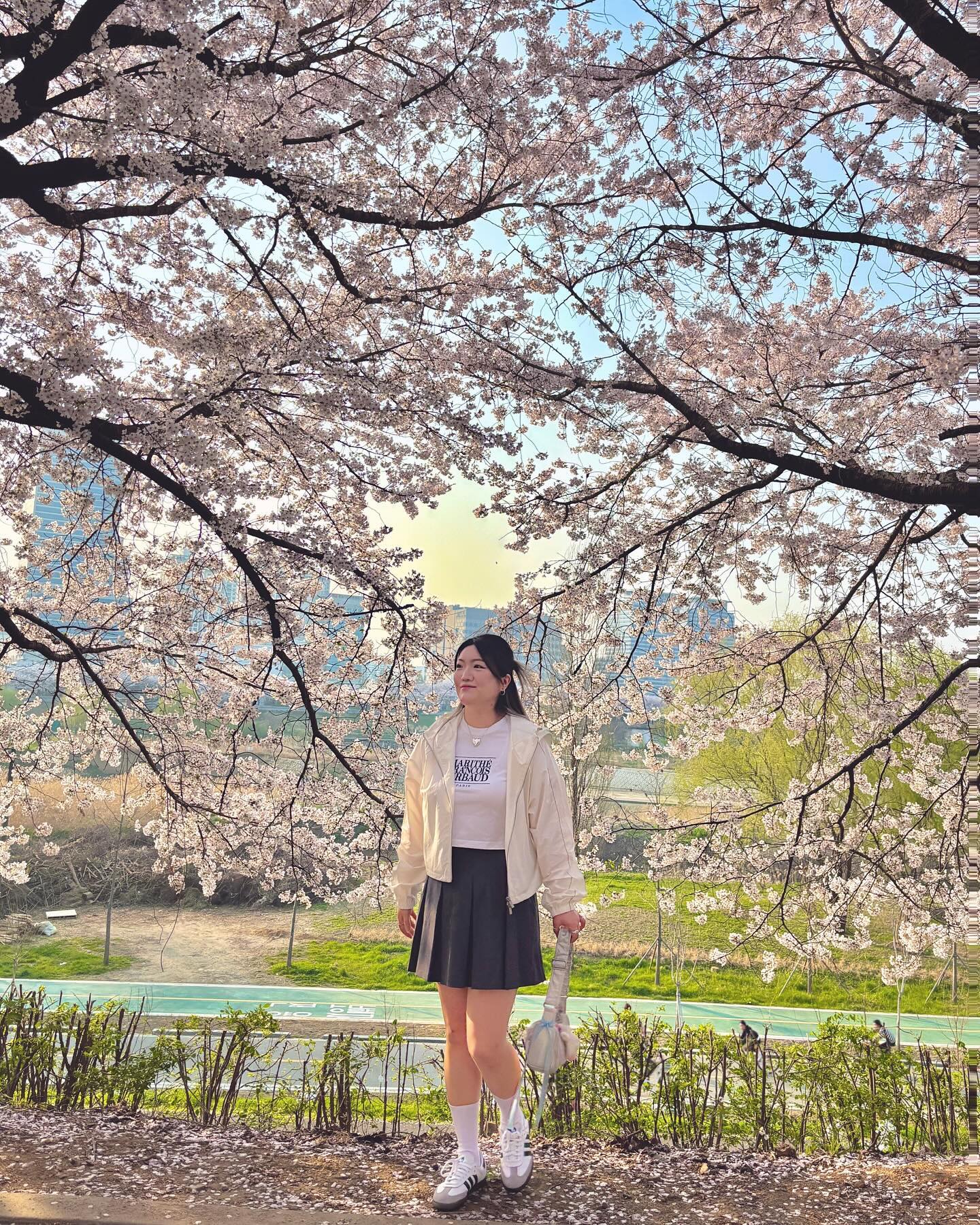 이사하고 5년만에 처음으로 꾸미고 안양천 가봄🌸
.
.
.
#안양천벚꽃길 #안양천 #안양천벚꽃