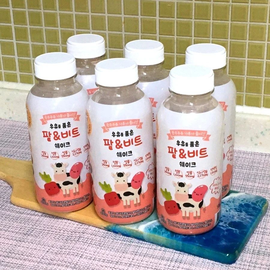 .
아침에 간단하게 먹을 수 있는 쉐이크 찾다가
푸르향 우유를 품은 팥&비트 쉐이크 먹고 있어요!

푸르향 우유를 품은 팥&비트 쉐이크는
우유 분말이 들어 있어서 물만 넣어서
한 끼 맛있게 먹고 있어요!💜

설탕 대신에 스테비아가 들어가서
체중 관리할 때 먹어도 좋더라고요!

팥, 발아 현미, 흑미, 찰보리, 레드 비트, 우유 분말이
들어있어서 단백질 쉐이크로 먹어도 좋았어요!🩵

물 표시선만큼 물만 넣어서 본인 취향에 맞게
농도 조절해서 먹으면 맛있었어요!🧡

아침에 급하게 먹고 출근할 때
푸르향 우유를 품은 팥&비트 쉐이크 추천드려요!!❤️
.
.
.
#아침식사대용선식 #직장인아침대용 #식사대용쉐이크 #운동후단백질 #다이어트선식 #간편한끼 #선식추천

#식사대용식품 #아침대용식 #식사대용쉐이크 #간편한끼 #야식대용 #선식추천 #건강식 #영양간식 #단백질쉐이크 #한끼식단 #포만감선식 #국내산잡곡 #스테비아 #국내산순수우유분말 #물만넣고 #휴대성 #효율적 #간편함#포만감