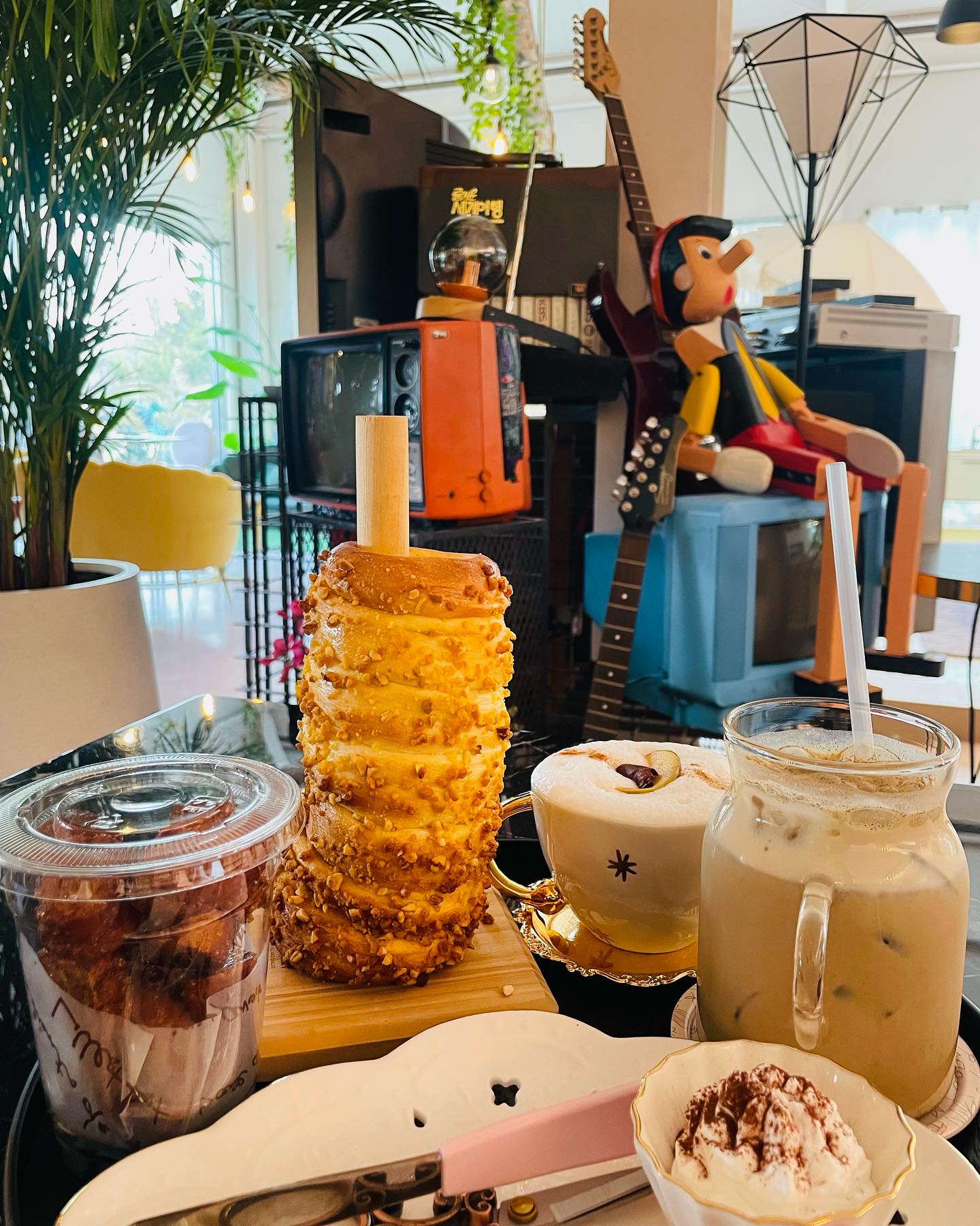 #협찬 ☕️공간 이루다☕️
✔️카페 내부 인테리어가 여러 분위기를 풍기면서도
아기자기한 소품들이 많아 구경하는 재미가 쏠쏠~
✔️갓 구워 나온 굴뚝빵과 소금빵이 시그니처~!!
✔️포토존이 한 가득인 카페 인테리어
✔️아이들이 놀 수 있는 공간이 마련되어 있음
✔️화장실에 기저귀 갈이대도 준비되어 있음#
.
.
😋 무엇보다 카페 내부로 들어서자마자 
너무 아기자기하면서도 구경할 것들이 많아 
신나는 곳이었어요~ 포토존이 가득한 곳이라 
앨범에 사진이 한가득^^ 
게다가 따끈하게 갓 구워서 나온 굴뚝빵… 
진짜 대박이에요👍🏻 견과류 좋아하시는 분들은 
땅콩소보로굴뚝빵 강추강추!! 
그리고 어린 아이들과 함께 방문을 해도 걱정 없도록 
놀이 공간과 기저귀 갈이대까지 준비가 되어있으니 
주말에 아이들과 함께 들려보세요🤍