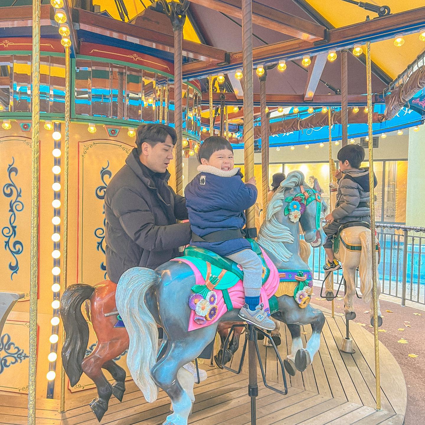 🎠
 
서빈이 패딩 장만하러 파주아울렛 왔는데 
회전목마 그냥 지나칠수없죠😝🩵
저렇게 좋아하다니🫢🫢

 
 
#이쓰빈