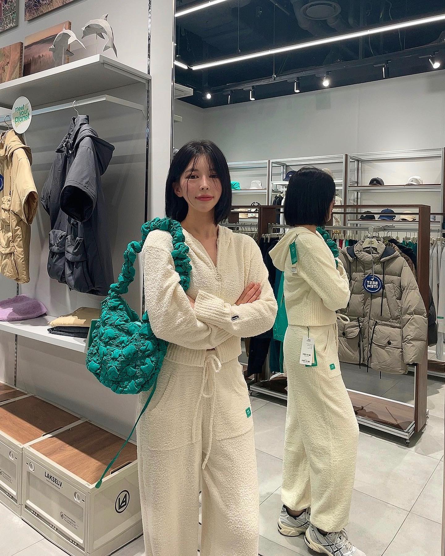 #광고 bbcearthapparel 

친환경 라이프 스타일 아웃도어 브랜드 BBC Earth 🌎

최초로 전 상품의 80%이상을 친환경 소재로 사용한 브랜드 
BBC Earth 신세계 대구 백화점에 다녀왔어요.🖤

지구상의 모든것들을 소중히 하고자하는 취지로 탄생한 브랜드라고 해요..
디자인도 모두 다 취저 였어요..🖤
이번 FW는 BBC Earth 와 함께하기로 ..🖤

*코웰패션은 BBC Earth 어패럴 제작에 대한 라이선스를 부여 받은 바, 본 활동에 해당 어패럴을 일부 전시 및 소개하고자 함을 밝힙니다.