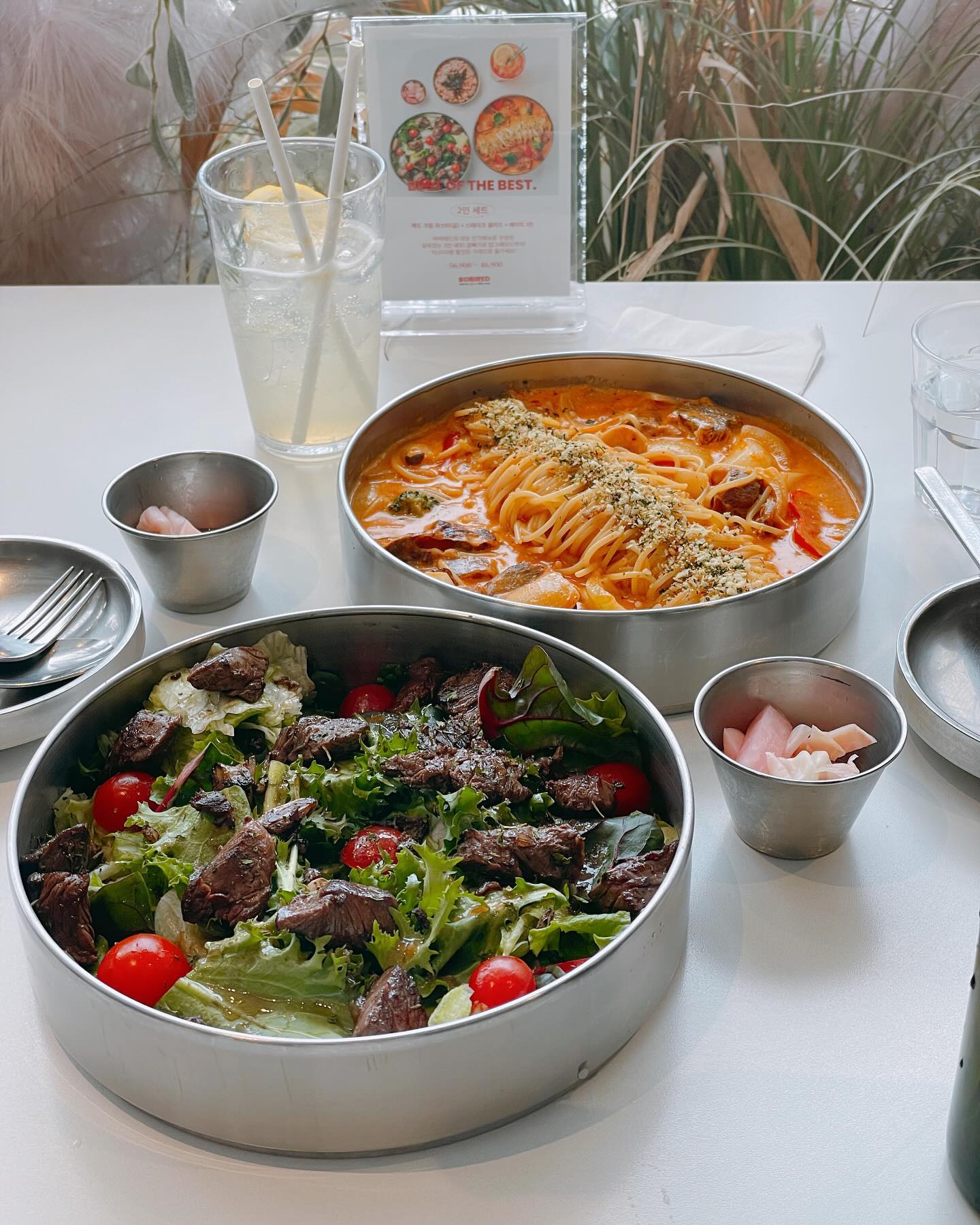올만에 수다타임
맛있는 음식이 빠지면 서운하징!

#바비레드 
#레드크림파스타 소갈비와 매콤한 맛이 짱맛!
#스테이크샐러드 건강한맛!
둘이 넘 잘어울려🥰

#분위깡패 크리스마스 느낌나네

#맛집 #맛스타그램 #맛집스타그램 #맛집탐방 #맛있다 #맛있다그램 #맛집인정 #맛집추천 #소통 #맞팔해요 #맞팔환영