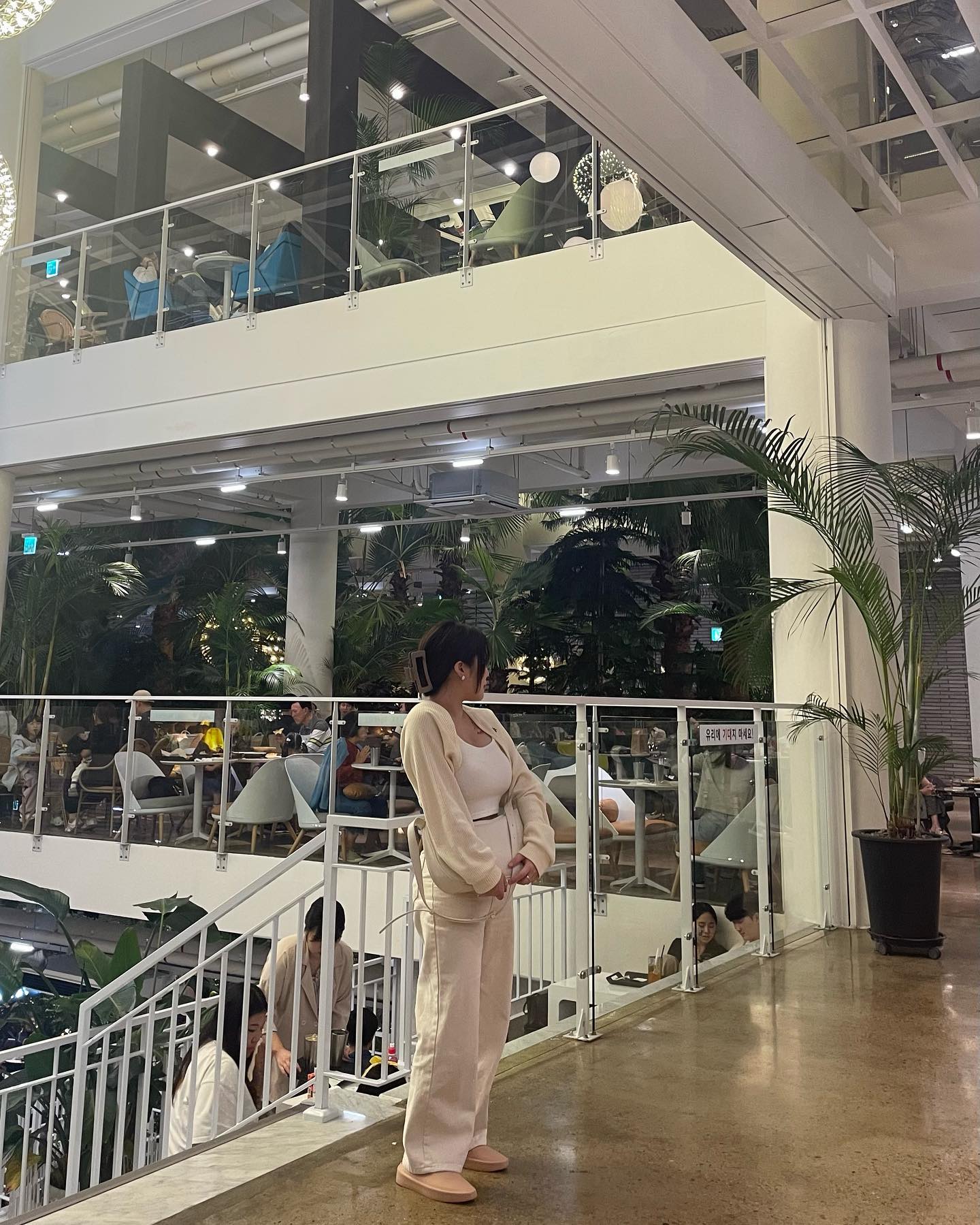 평소 아이보리보리한 룩을 좋아하는데 색감이 넘 예쁜 #뮬슬리퍼 협찬 받았슴니다 🤍🤍🤍

기존에 신던 크록스는 비 오는 날 신으면 앞으로 발이 쏠려 불편했는데 요건 슬림하게 떨어지는 라인 덕분에 착화감도 안정적이고, 어느 룩에나 코디하기에도 쉬워요 ! #그라운드트리

#클로그#슬리퍼#크록스#클로그뮬#여행#ootd