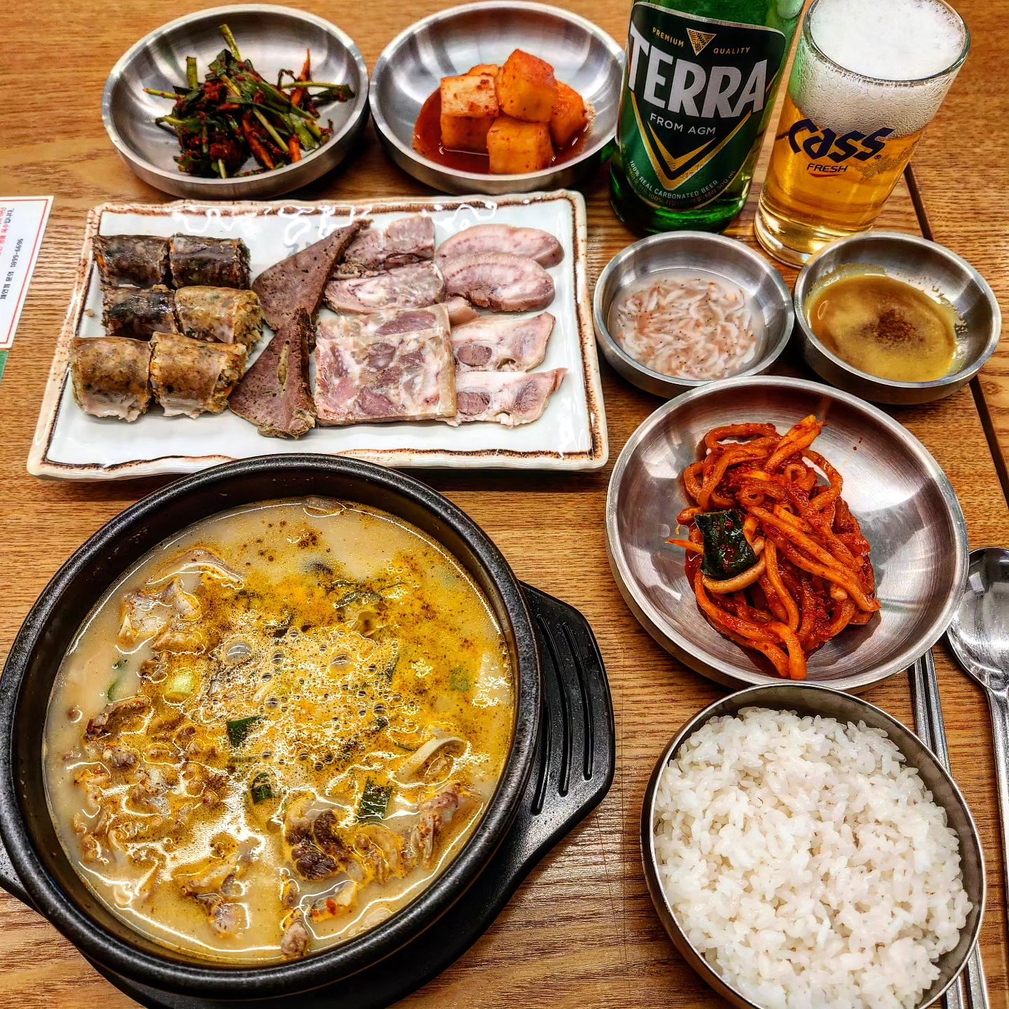 뜨끈든든한 순대국으로 점심 혼밥 뿌시기🐷🐷
신장개업해서 맥주랑 소주랑 2900원이라는
현수막보고 홀린 듯 들어온거 안 비밀 🤭🤭ㅋㅋ
14000원에 순대국+모듬수육 정식 시켰어요
🥹🥹머릿고기랑 순대 다 무난히 맛이 좋고
순대국은 다대기가 기본적으로 들어있는데
국물 묵직하고 건더기 실하고 맛나요❤️❤️❤️
✌️✌️✌️오늘도 혼술X혼밥 로맨틱 성공적
.
#강창구찹쌀진순대 #순대국맛집 #국밥맛집 #혼밥맛집 #점심맛집 #순대국 #건대역맛집 #건대역 #자양동맛집#건대입구역맛집 #건대맛집 #순대국밥맛집 #혼술추천 #프로혼술러 #혼밥추천 #낮맥 #순대맛집