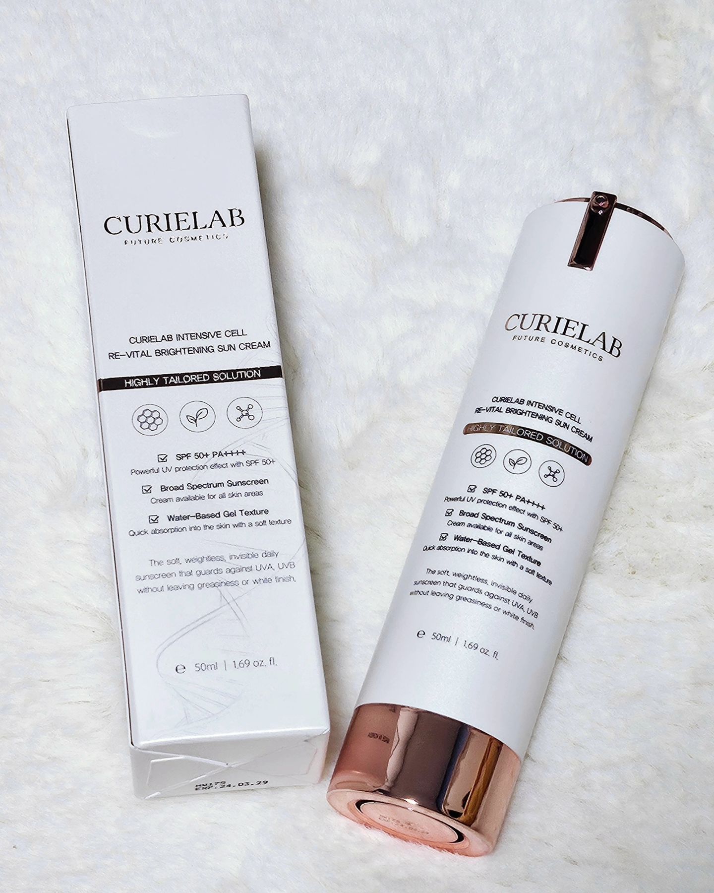 큐리랩 인텐시브 브라이트닝 선크림 50ml

✔️국내 최대 자외선 차단 지수, SPF 50 PA++++

✔️미백, 주름개선, 자외선 차단

✔️병풀추출물, 프로폴리스로 보습&보호

✔️대기오염으로부터 유발되는 색소침착을 예방하는 '엑토인' 함유

✔️에어리스 용기 -> 변질 없고 위생적!

 저는 끈적이고 귀찮아서 선크림 바르기 싫어했던 어린시절을 보낸터라, 선크림에 있어선 깐깐하게 고르는 편인데요,

 이 제품은 발림성이 로션처럼 너무 부드럽고 빠르게 흡수되어 기름지지 않아서 위에 화장을 해도 안밀려요! 자극적이지도 않았고, 향도 좋은 화장품 향이라 부담스럽지 않았습니당!

 제품 제공해주셔서 사용했지만, 개인적으로도 너무 맘에 들었어요 ~~ 발림성 좋고 순한 성분의 유기자차 선크림을 찾으신다면 추천추천 🫶🏻

#큐리 #메종드큐리 #큐리랩
#제품제공 #협찬 #선크림 #선크림추천 #유기자차 #유기자차선크림 #코덕 #뷰티 #코덕맞팔