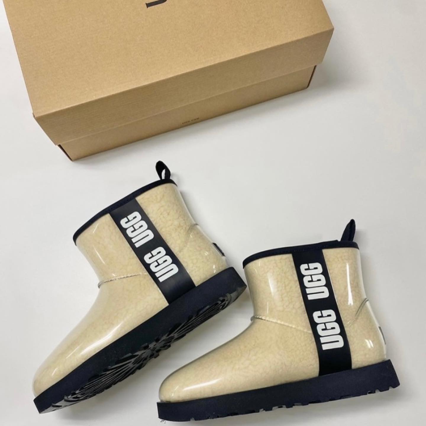 -
겨울엔 어그 못참지 🤍

#ugg 
#미수니가콩콩콩