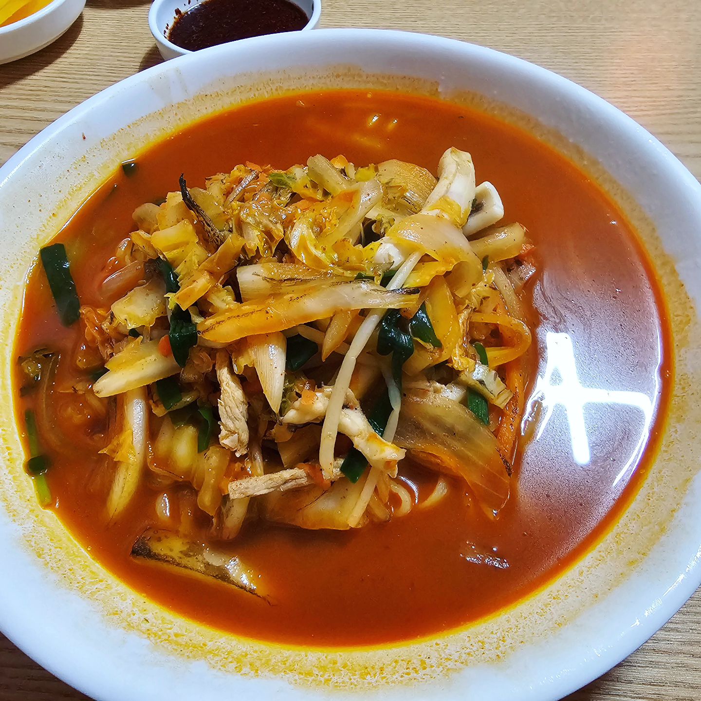 #짬뽕맛집 #가야성
한 8년전?쯤 맛집이라고 소개해준사람을 따라 가서 먹고 너무 내스타일이라 반했던 집
송현동이라 거리가 있어 어쩌다한두번가고는
그후 가보지못했다
(고기짬뽕 진한국물맛 선호👍)

방학이기도하고
지니도 휴가라 급생각나서 
갔는데...
옛날같진않다🥲

더 진하고 불맛이 확 났었는데

물론 맛있다
하지만 그때 그맛은 아니다

하긴 엄마가해준 요리도 옛날그맛이 아닌경우도 있으니
세월이 그런걸 어쩌겠나하는 ...

내 기억속에 맛집하나가 사라진 날이다

괜찮아..#라원신짬뽕 이 있으니까♡