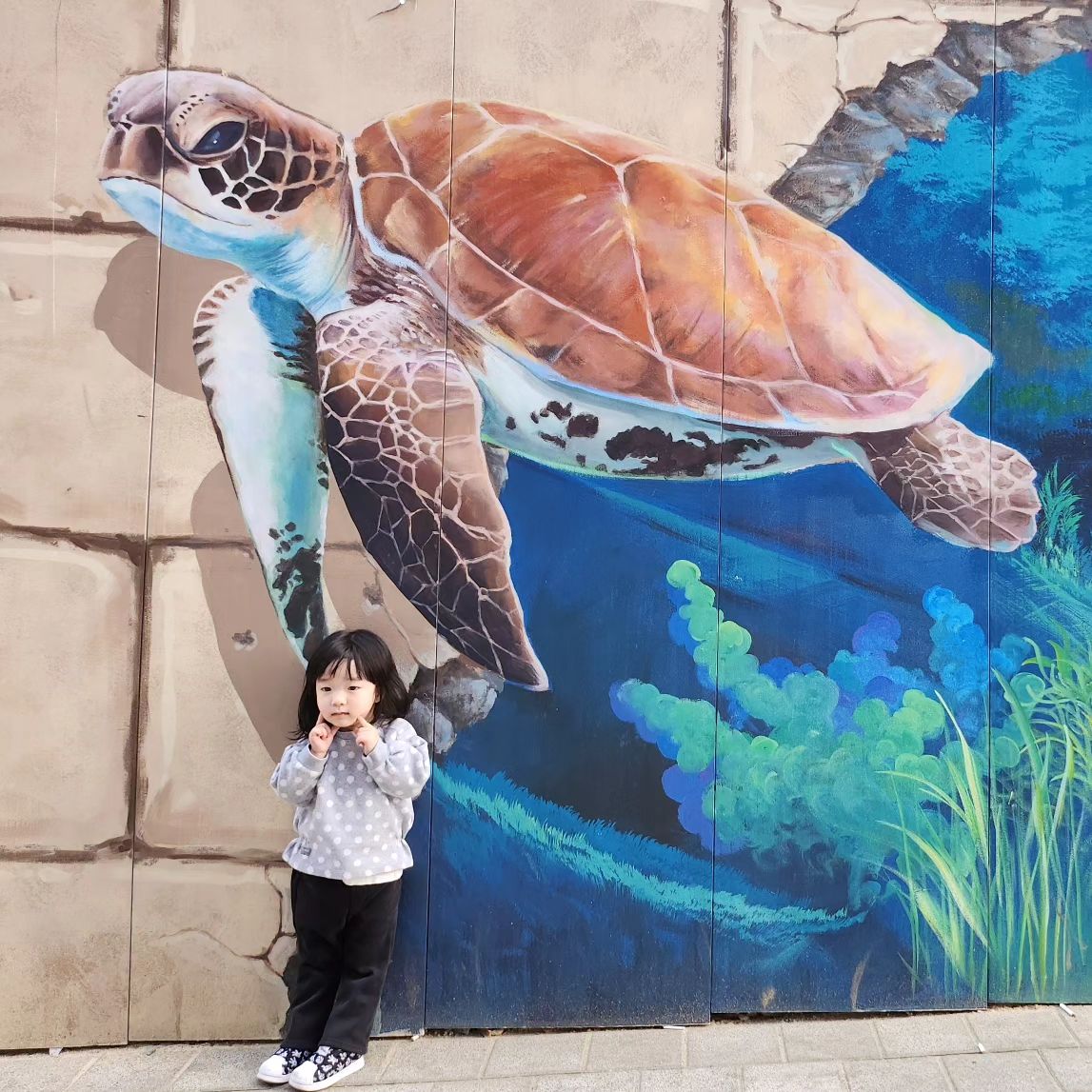 _​​🇬​​​🇬​​🇴​​​​🇲​​🇮​☻
⠀
🔖  April ᰔ

1 ·۰•거북이 있다고 신났었지?🐢
2 ·۰•아빠랑 쭈욱 사이좋았음 좋겄네🤎
3 ·۰•꼬미 사랑 듬뿍주시는 할미할비💕
4 ·۰•얼집가기전엔 항상 독서(*수비니이모의 삔선물)
5 ·۰•ㅋㅋㅋㅋㅋㅋ꼬미의 웃음코드란?
6 ·۰•카시트 잘타게하기 위한 파출소 방문
 (사실은 미아지문 등록하러 간거임)
7 ·۰•포레마제의 폭주걸🧨
8 ·۰•꽃꽃숨어라, 느가 꽃인지✨️
9 ·۰•김 치🎃
10 ·۰•아빠랑 같이 엄마 회사 행사방문(모든이쁨 다받음)

#밀린피드
#열심히놀자
#꼬미일상
#기록해주는엄마
⠀ 

⠀