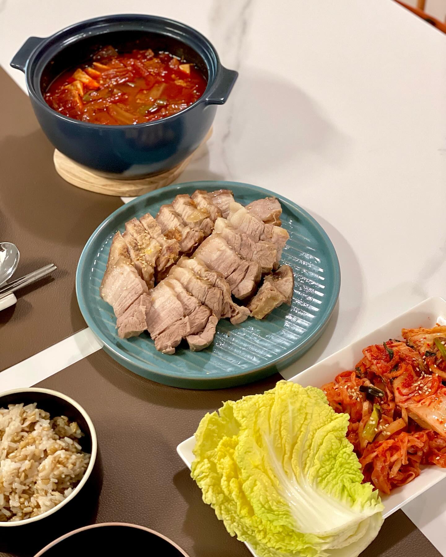 🏷️ 수육 + 참치김치찌개 만들기

주말에 김장김치에 수육한상 어떤데👩🏻‍🍳

요즘 김장철이라 많이들 하시는데, 저는 따로 김장을 하지않아서
감사하게도 지인들이 선물로 주셨어요🫢
덕분에 김장김치에 수육도 해먹을 수 있는 기회가 왔네요

배추에 수육 싸먹으니 이게 바로 행복..😍
매콤 칼칼한 참치김치찌개까지 한끼 배부르게 먹기 성공

📍수육 만들기 고기 잡내 없애는 꿀팁 쌍화탕! 

#수육
#참치김치찌개