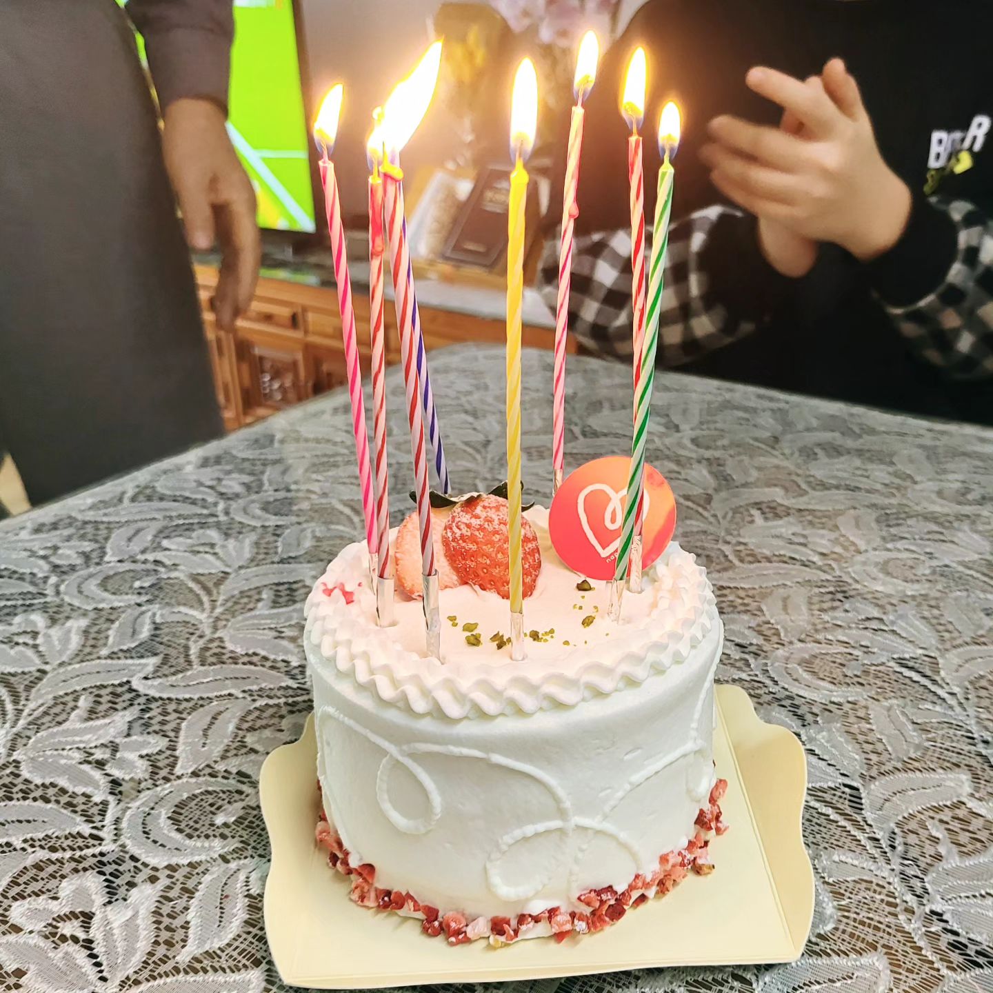 .. 엄늬 생신
보통 같이 식사함 하자고 연락하드니
내가 주말에 바빳더니 연락도 안하구 ㅋ
효자아들하고만 퉁친거?

더 살고싶지 않은데
아직 가실집이 완성이 안되었는지 아직 안부르신다며
해마다 생일극혐좌.

늦둥이라..
"저거 대학은보내고 죽어야지."
그러다
"저거 시집은 보내고 죽어야지."
그러다
"저거 애 낳는건 보고 죽어야지."
그러다

지금 ㅋㅋ첫손주들은 20대 사회인에
우리 베이비들이 중학교 졸업도 한것까지 보시네 ㅋㅋ

참 허례허식없는 찐 한국엄마
늦둥이라 평생 그 짜글짜글 뽀글머리만 보고살았는데.
바디로션 바르며 촉촉하라고 왜 이 나이되니까 사줬나.
그녀도 나처럼 피부 매끈하던 때가 있었을텐데.

맨날 바쁘고 피곤하다고 ㅋ 남의집 딸보다 더 싹퉁바가지지만
생신이라고 후다닥 방학.졸업한 베이비들 데리고가서
얼굴보여주고 케익도 불고 ㅋ 여전히 철딱서니 없어서 
열혈 잔소리 에너지 키워놓고 왔네.

한살 덜먹게 되서 88.
여덜살그녀.

#엄마생신 #효도는패스 #용돈을드린게아니라받아옴ㅋ