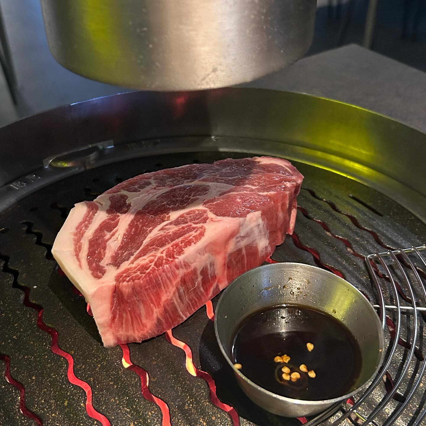 압구정 미래회관

📍서울 강남구 언주로172길 65 휴빌딩 2층

💟 압구정 놀러갔다가 감주분위기 나는 간판에 홀려 들어간 미래회관! 깔끔한 분위기에 힙한 인테리어로 데이트하러 오기에 좋아보였어요

💟 목살주문 후 직접 고기도 구워주셔서 친구와 못다한 이야기 도란도란 나눌 수 있어서 좋았어요 그리고 고기와 함께 곁들여먹을 수 있는 숙주,버섯,꽈리고추를 따로 주셔서 굳굳😁😁

💟고기듬뿍들어간 김치찌개 짜글이랑 밥 뚝딱하고 구워주신 고기랑 밑반찬들 냠 고기 찍어먹을 소스도 다양해서 골라먹는 재미가 쏠쏠🤣

💟고기질이 좋이서 그런지 목살먹는데 되게 부드럽게 씹히고 숙주나물에 찍어먹는 특제소스가 간장베이스로 만들어져서 딱 좋았어요 5시 예약고객에게 와인도 제공해주신다고 하니 다음에는 그시간대릉 노려보는 걸로~~😋😋

💟화장실에도 센스있게 치실,가글까지 고기먹고 느낄 수 있는 불편함까지 해소🔥🔥

#압구정맛집투어 #압구정미래회관 #압구정밥집 #압구정데이트 #압구정모임 #신사데이트 #먹스타그램 #먹팔 #선팔 #좋반