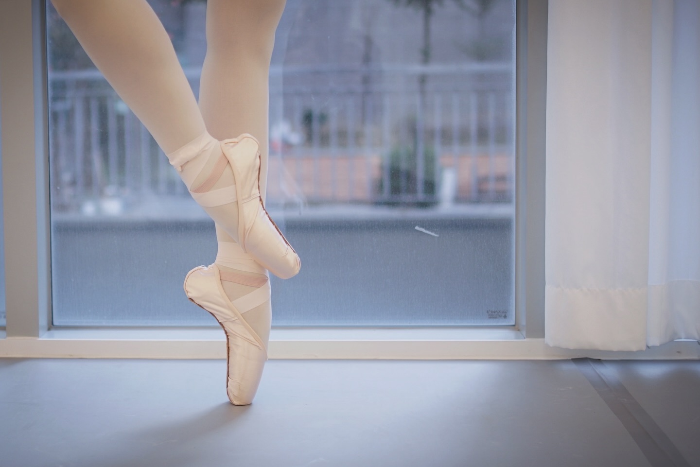 생전 모르던 발레가
삶을 숨 쉬게 하는 취미가 되기까지
그래도 올해가 가기 전 남기는
#취미발레 기록 🪽

📸 wowyej 
🏡 stayballetstudio