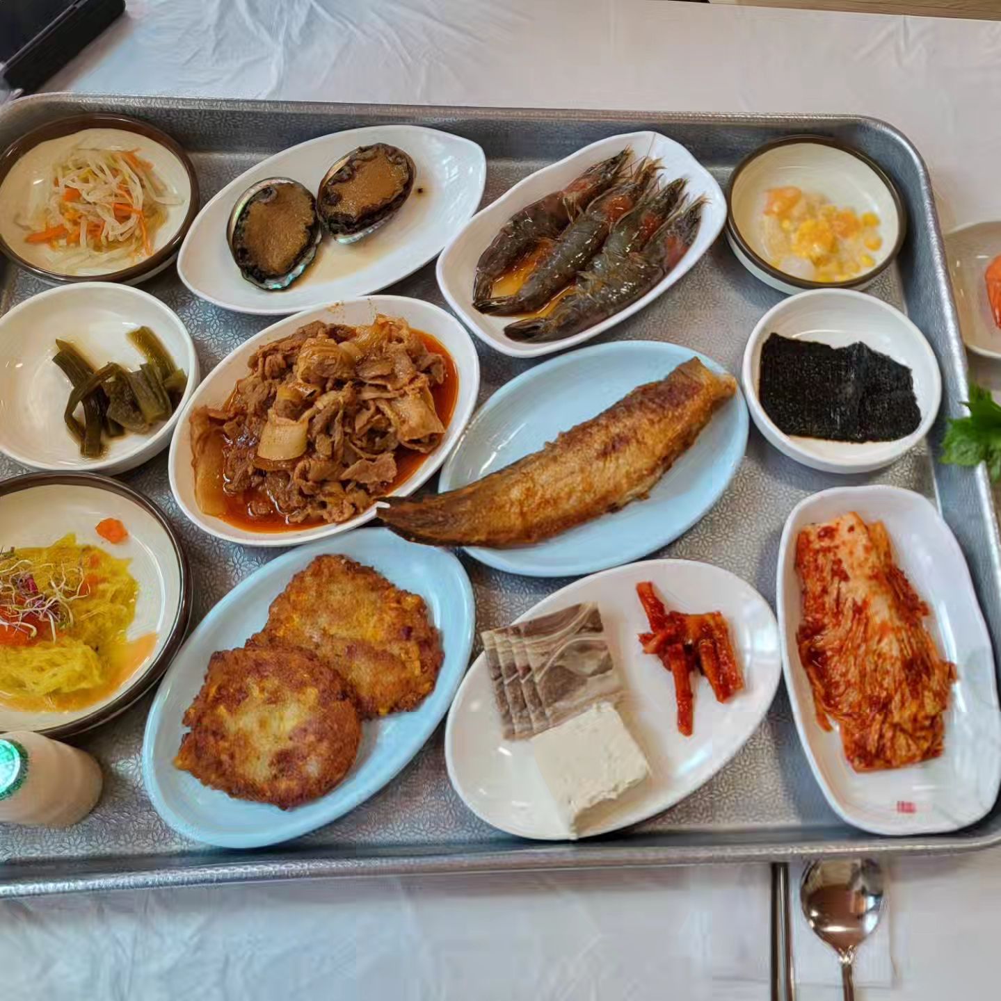 사천 허영만 맛집 박서방식당~
단일메뉴 백반정식 15000

전복장 새우장 좋아하는 사람들에게는 메리트가 있지만
그런거 그닥인 분들에게는 같은가격 다른 백반집이 나을듯
나는 후자

오픈런 했는데 9번
나오는데 대기하고 계시더랑

#사천맛집#사천허영만#허영만맛집#박서방식당#사천박서방식당#사천백반#부처님감사합니다