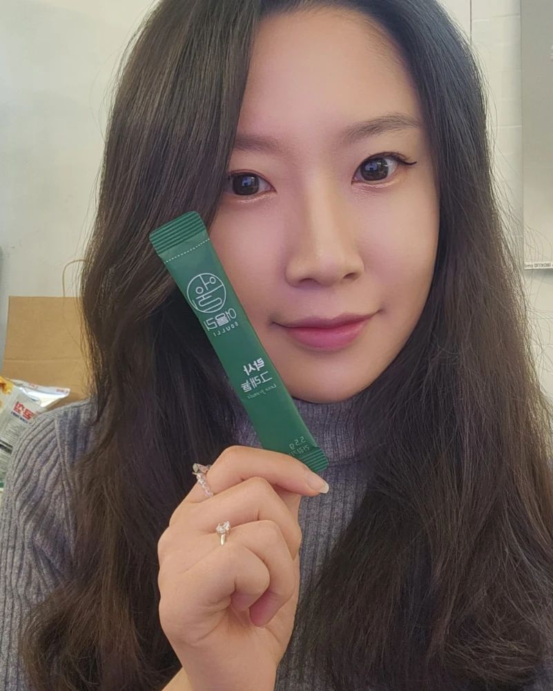 '업체로부터 제공받은 제품입니다'

-어울리 락사그래뉼

요즘 출근해서 하루종일 앉아만 있다보니
소화가 잘 안되는것 같고 속도 불편해서 찾아본 락사 그래뉼!

식사 후 1포로 간편하게 장 관리가 가능한 점이
가장 마음에 들었어요🥰 복잡하고 귀찮으면 안먹게되는데
요건 식사후에 물과함께 톡 털어넣으면 끝!

이미 유명한 차전자피 식이섬유에 10종 유산균, 6종 뿌리추출물,
3종 식물유래 추출물, GMO Free 차전자피만 사용했고
100프로 식물성 성분인데다가 합성향료, 과당, 착색료, 설탕 들어가지 않았으니 안심하고 먹을 수 있답니다😉
.
.
eoulli_official
*제품 참조 링크 https://bit.ly/3t6SKdm
#어울리 #쾌변직빵 #락사그래뉼 #푸룬쥬스 #유산균추천 #쾌변주스 #변비직빵 #변비탈출 #차전자피 #변비해결 #차전자피추천 #차전자피식이섬유 #유산균푸룬주스