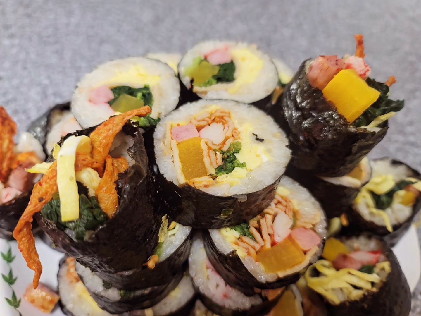 오랜만에 김밥🍙
38줄ㅋㅋㅋㅋㅋㅋ
일반김밥과 땡초어묵김밥
꼬맹이들꺼 꼬마김밥까지🫠

#집김밥🍙 #땡초어묵김밥 #꼬마김밥 
#뽀갱갱의맛집탐방초보레시피 
#뽀갱이표요리