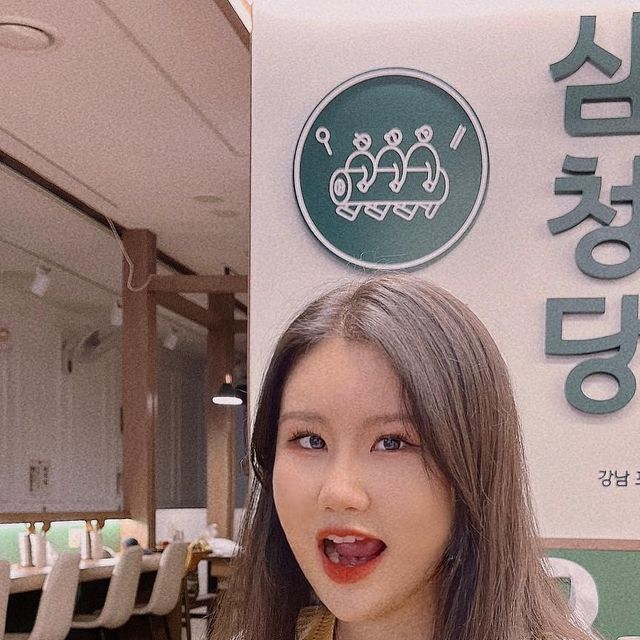 철든언니 신유정 on Instagram: "#광고 #협찬 포두부김밥 파는 분식집 봤어?🫢 입짧은햇님도 픽하신 분식계의 떠오르는 별 ⭐️삼청당⭐️을 소개해줄게! 삼청당에서는 백미 말고도 현미, 지단