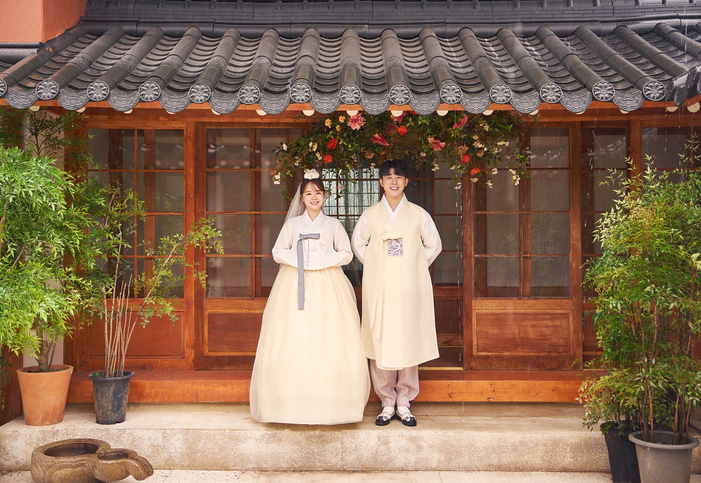 24년 2월 3일 결혼을 합니다.

6년이 넘는 시간 동안 한결같은 모습으로 함께해 준 가장 친한 친구이자 저와 서로를 마주 보고 웃는 두 눈이 똑 닮은 사람과 평생을 약속하고자 합니다.

청첩장을 받을 땐 몰랐지만 막상 소식을 전하려니 조심스러운 마음에 선뜻 연락을 드리지 못한 분들이 많습니다. 넓은 마음으로 양해해주시고 먼저 연락 주신다면 감사한 마음으로 소식 전하겠습니다.
​
주변 분들의 사랑과 소중한 마음 잊지 않고 보답하며
행복하게 잘 살겠습니다.