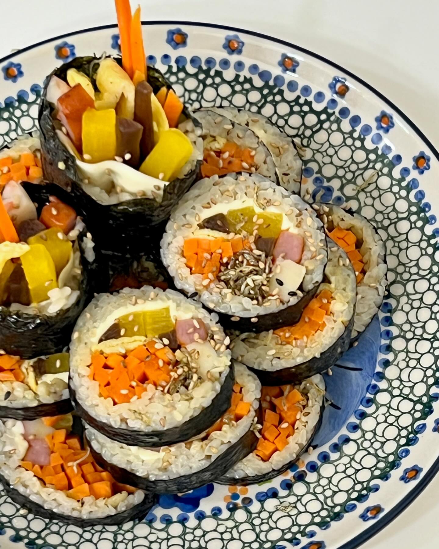 .
오늘 아침은 간단하게 멸치랑 치즈랑 당근듬뿍 넣고 냉털김밥!!!!
대충이지만 마시쒀~~~~~!

#주윤이네식탁
#주말밥상