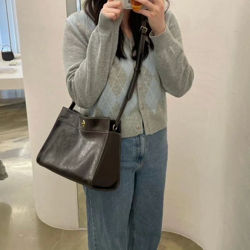 통통 #ootd

👉상의 : #메리어라운드 아가일 가디건
👉바지 : #육육걸즈
👉가방 : #오스트카카

#77사이즈 #77사이즈코디 #plussize 
#통통녀코디 #아가일가디건 #데일리룩