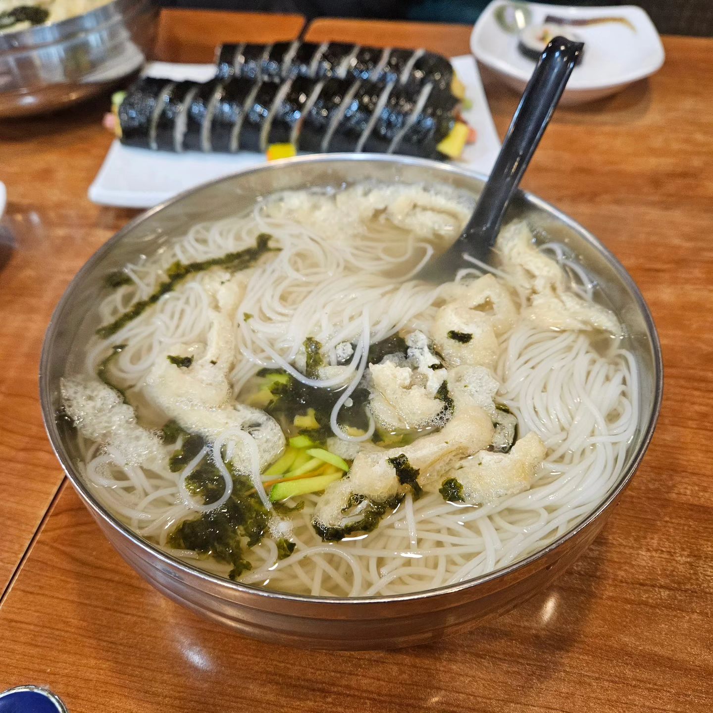 재미있고 맛있는 #부천자유시장
#밥보다국수 #곱배기클리어
10년 넘게 찾아가는 곳 ~^^

20년전 ~~
중국유학시절 매일 아침 먹었던 빵 
덕분에 엄청 빵빵해져서 온가족 놀람
맛과 추억이 담긴 자유시장