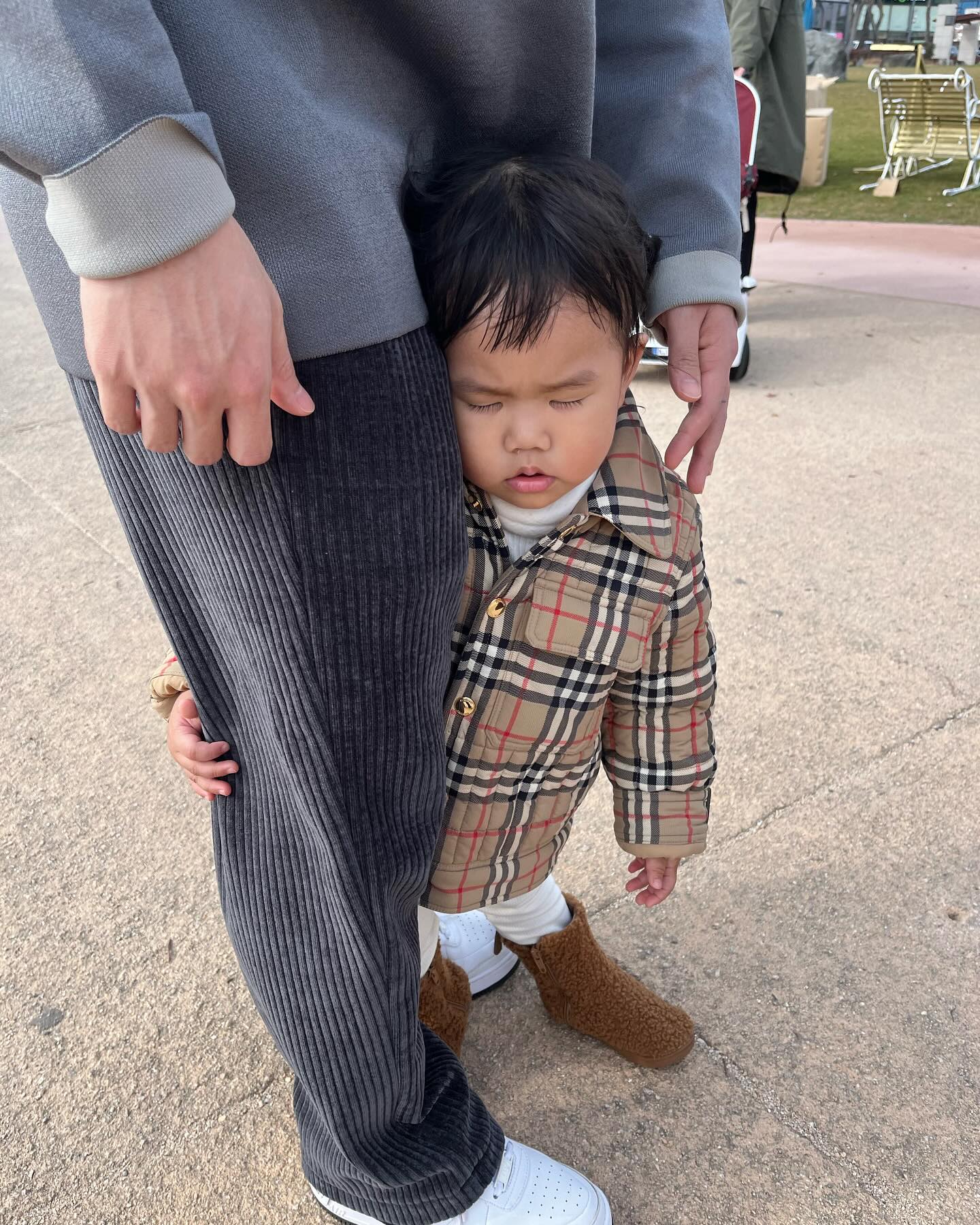 자...? 
아빠 가랭이 사이에서 안니오길래 보니까 😂