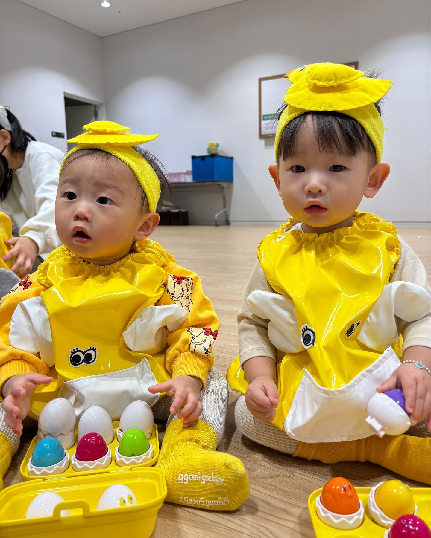 중기랑 해인이 
문센 다녀옴 
.
.
ㅋㅋㅋㅋㅋㅋ
오늘의 주제는 
귀여운 병아리! 
.
.
코스튬도 이뿌고 
상태도 최상이고 
사진은 더더더 이쁨 
.
.
이 맛에 문센 다니지 
후후후 
.
.
문센팸 총 4명인데 
어쩜 갈수록 같이 
사진 찍기가 
이리 어렵냐 
ㅋㅋㅋㅋㅋㅋ
.
.
사진 욕심 버리자 
#도화동송중기 
#도화동정해인