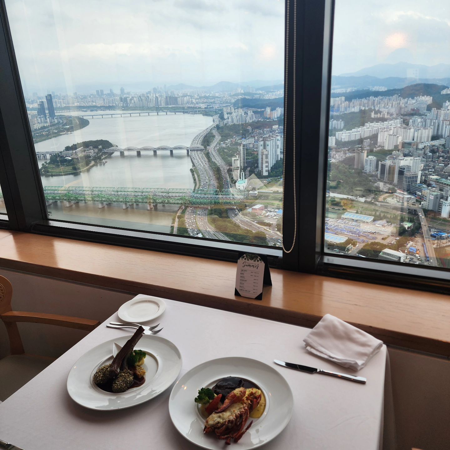 뷰 맛집 63빌딩 안에 있는 walking on the cloud.
메인 음식을 주문하면 부페가 제공되고 음식 하나 하나 
정말 맛있어 또 가고 싶어요. 정말 고기가 너무 부드러워서
입에서 살살 녹아 또 생각나요. 

#63빌딩 #walkingonthecloud #워킹온더클라우드
