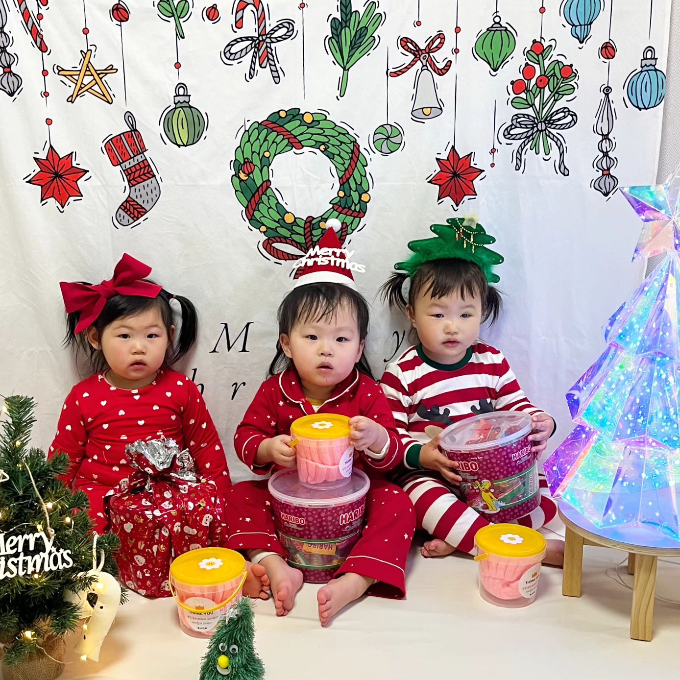 #메리크리스마스🎄 
예린이와 함께 하는 2번째 크리스마스🎅
이번 크리스마스는 예린이네 집에서 홈파티🎉
사진 이쁘게 찍어주고싶었지만
엄빠 마음대로 안되는게 애들이라 했던가..
뽀로로 틀어주니깐 셋다 멍 하게 앉아있는다🤣

이모 삼촌 친구들이 놀러와서 신난 예린이🙂
사실은 엄빠들이 더 신났다는거🥹🫶🏻
먹고 먹고 또 먹고ㅋㅋㅋㅋㅋㅋㅋ
배터지게 먹은 날😃

쨋든
올해도 자라느라 수고많았다 내새끼들❤️
내년에도 건강하게 아프지말고 잘커주길 바래..🫰🏻
메리크리스마스🎄🎅🎉

#오늘도_여전히_귀여운_남예린 
#너와함께하는 #2번째크리스마스 #홈파티 #파자마파티