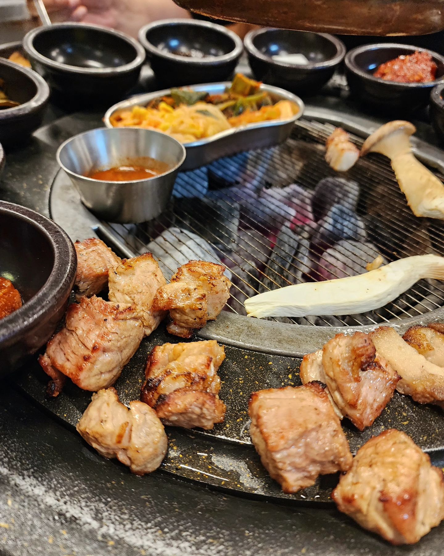 맛있는 숯불구이 부안집🍖
숯불향 가득가득
쫀득살 항정꽃살 삼겹살 목살 
모듬으로다가 소주도둑들!

#진주맛집 #부안집 #고기맛집 #신진주역맛집
지역맛집은 ‼️NO협찬‼️#내돈내산 후기로 올립니다
.
.
.
.
.
#삼겹살 #술상 #맛집스타그램 #맛집탐방 #술안주 #가좌동맛집 #고기 #맛집 #술 #소주 #안주 #맛집탐방 #야식 #맛있다 #먹스타그램 #먹스타 #맛스타그램 #오늘뭐먹지 #점심 #저녁 #술스타그램 #foodie #먹팔 #먹팔해요 #먹스타맞팔