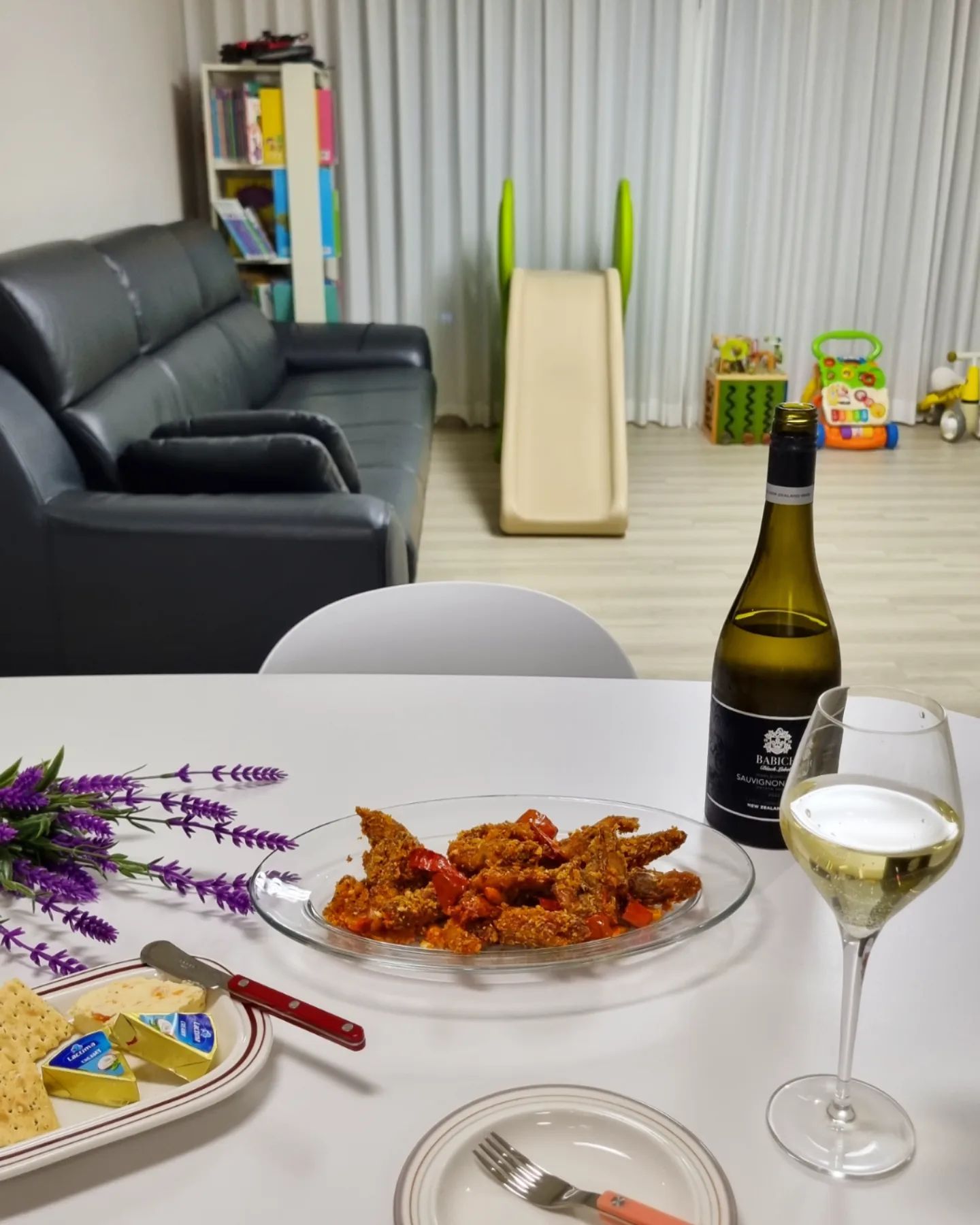 🦐

주말이면 평소보다 더 야식이 생각나는 밤
육퇴하고 밀키트로 조리한 향라새우와 쇼블 한잔🍷

바삭하게 튀겨내선 매콤하고 짭조름한 소스와
머리부터 꼬리까지 버릴게 없는 새우느님

기름지고 매콤한 양념이라
쇼비뇽블랑 이랑 잘 어울려따

9월 11일 오후 6시에는 네쇼라 할인 
특가 방송도 예정이라 알림받고 다시 주문할 예정!

📍웨딩 아펠가모 에서 앳홈으로 
  홈쉐프가 직접 개발한 특제소스의 레시피

📍물반죽 새우가 아닌 가루반죽 공법

📍사이즈가 크고 밀가루가 적어 
  새우의 식감이 살아 있음

📍맥주, 하이볼, 와인 모두 잘 어울리는 안주

📍홈파티, 캠핑요리로 10분만에 완성

#협찬 #아펠가모앳홈 #갈릭향라새우 #향라새우 #밀키트 #홈파티 #홈파티음식 #밀키트추천 #홈파티밀키트 #캠핑용밀키트 #캠핑요리 #새우요리 #맥주안주 #간단한맥주안주 #하이볼안주 #술안주추천 #술안주레시피 #집들이음식 #손님맞이 #기념일음식 #케이터링 #파티팩 #캠핑음식