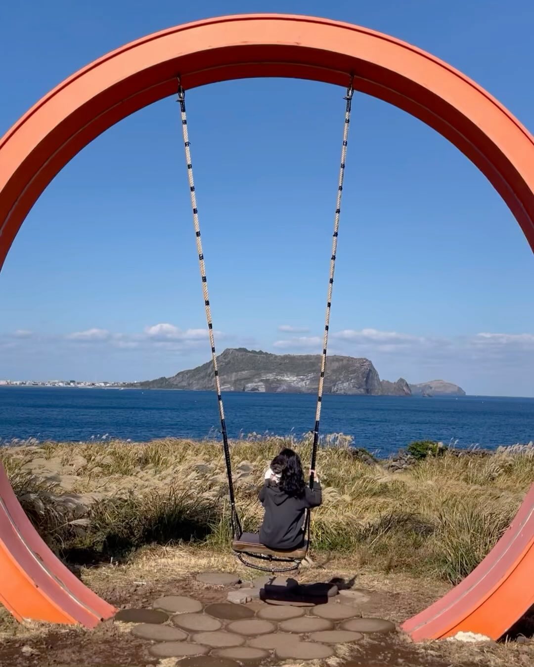 제주 둘째 날
전날 그렇게 추웠던게 믿기지않을만큼 화창했던!☀️
얼굴이 쌔카맣게 익어버렸다

런던베이글뮤지엄-섭지코지-오조포구-용눈이오름-오저여-월정리곳간-점점-용두암