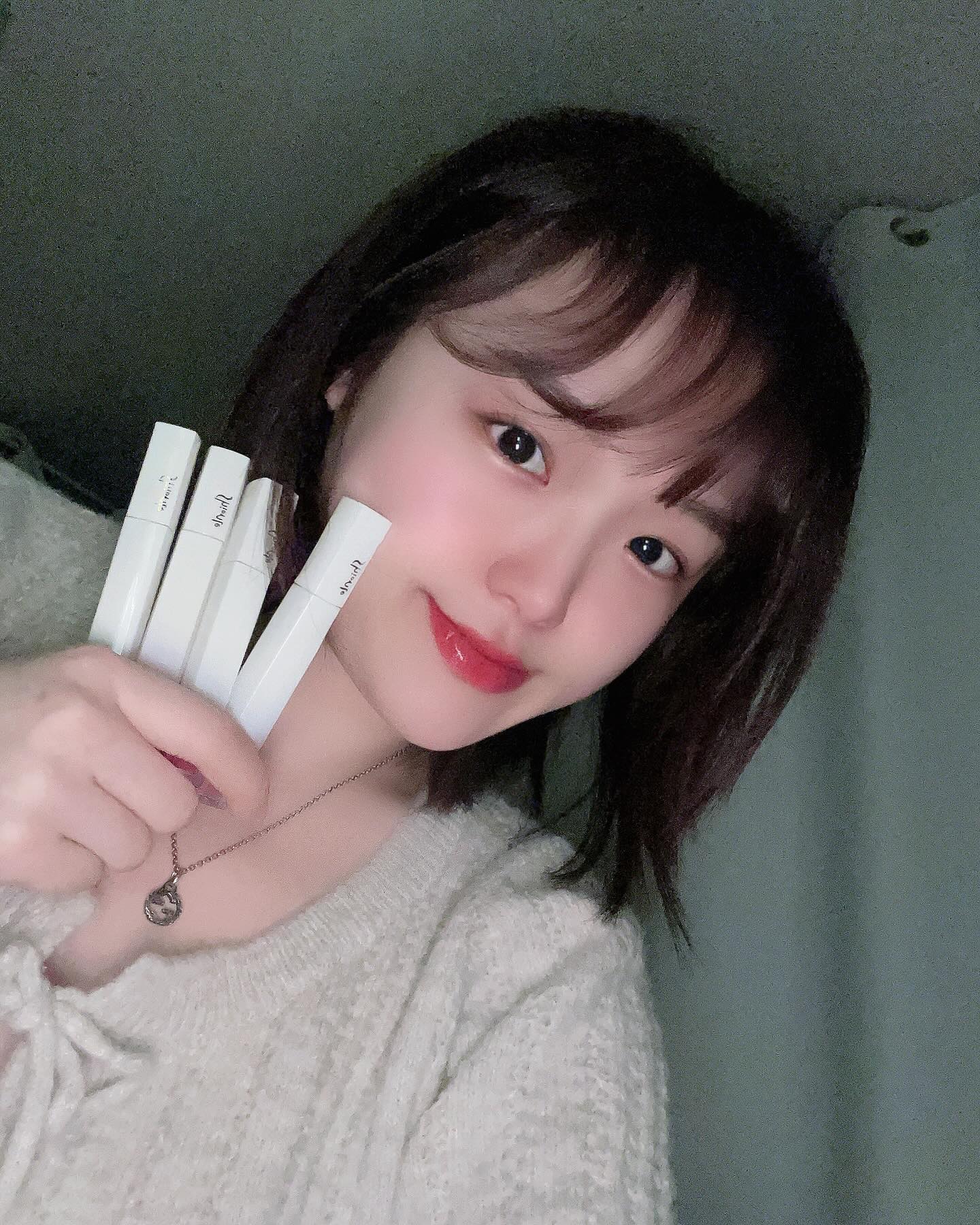 #협찬
⠀
요즘 탕후루립이 유행이잖아요👀
션리 스테인드 무드 글리밍글로스를 소개해요✨
⠀
기분나쁜 끈적임이 전혀없었는데
촉촉함과 플럼핑 효과까지!!
⠀
투명하게 발리면서도 선명한 발색력과
입술이 도톰하고 빛나게 아주 탱글해보여서 맘에들었어요😘
⠀
8중 히알루론산 복합체가 수분감을 부여해주어 각질 입술도 각질도 안뜨고,
샤인 에센스 오일 콤플렋’가 수분 증발 차단해줘서 하루 종일 촉촉하게 연출 가능해요🫶🏻
⠀
착색없이도 지속력도 길고 수정메이크업시 여러번 덧발라도 부담없이 깔끔하더라구요💋
⠀
-GG01 선데이 피치(피치 베이지) : 정말 예쁜 코랄 컬러였어요. 여러가지 코랄을 만났지만, 이게 최애
- GG02 데칼코마니(레드 코랄) : 옐로우 베이스가 깔려 있는 다홍빛 레드, 웜톤에게 어울리는 색상이네요
- GG03 로지 헤이즈(로즈 베이지) : 여쿨 진분홍으로 쿨톤라인 로지 헤이즈예요
- GG04 언노운(모브 로즈) : 로지 헤이즈보다 채도가 훨씬 더 높은 핑크컬러로 겨쿨컬러예요
⠀
⠀
⠀
⠀
⠀
⠀
⠀
#션리 #립글로스 #립틴트추천 #립글로스추천 #립글로우 #립플럼퍼
#첫줄반사 #셀스타그램 #selfid #ootd #likeforlike #likeforfollow #lfl #fff #l4l #lf #좋아요 #좋아요반사 #좋아요테러 #맞팔 #선팔 #선팔하면맞팔 #팔로워늘리기 #오오티디 #instagood