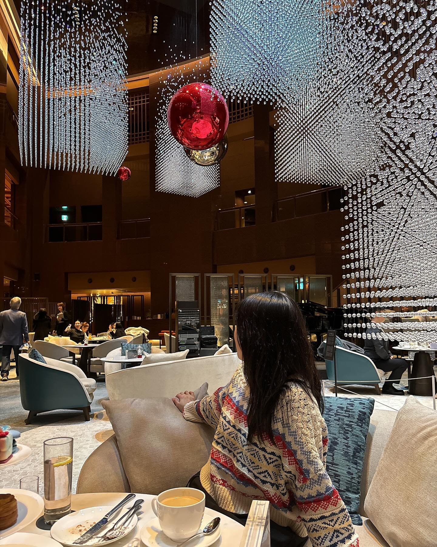 인터컨티넨탈 서울 파르나스 애프터눈티🫖

애프터눈티 성공적 후기🎄
잠실 소피텔과 소공동 롯데호텔에서 먹어보고
너무 달달해서 미련없어진 애프터눈티ㅎㅎ..

파르나스 라운지는 디저트로 배를 채우는게 아니라
식사 느낌의 빵도 있다기에 도전해보았다!!🍕🥪

일단 라운지를 크리스마스 오너먼트로 꾸민것도 한몫했는데
자리마다 빛깔이 달라지는 천장 크리스탈이 화려 그자체😍
신라호텔 로비에 있는 크리스탈과 같이 박선기 작가의 작품이라던데 크리스마스버전으로 비슷한 느낌이었음💎

”오로라 로열 하이티“ 🔮

음료 색상이 오로라처럼 변하는 매력으로 시작해서💜

아스파라거스, 토마토, 파프리카를 올린 빵, 
캐비어랑 게살이 들어간 핑거푸드,
로스트비프샌드위치, 바닐라에그타르트, 
오렌지마멀레이드쨈이 들어간 파운드케익🍊🧡🐱
라임&블루베리 마카롱🍋🫐, 식감이 있는 일본식 젤리를 넣은 초콜릿 등등

하나하나 또 먹고 싶은 맛✨
보통 달아서 여기서 그만!!! 외치고 싶은데
1,2층 안물리게 적당히 달콤하게 먹었다! 엄청난 성공ㅎㅎㅎ

자리도 깔끔하고 푹신한 자리에~ 친절했던 파르나스!
워크인보다 애프터눈티 자리가 더 좋았다!
여름에 또 올 수 있길🌻😎

인터컨티넨탈 서울 파르나스🎅🫎
서울 강남구 테헤란로 521 로비

#인터컨티넨탈서울 #애프터눈티맛집 
#파르나스서울 #오로라로열하이티 #인터컨티넨탈파르나스호텔 #코엑스애프터눈티 #파르나스호텔라운지 #삼성역애프터눈티 #박선기작가